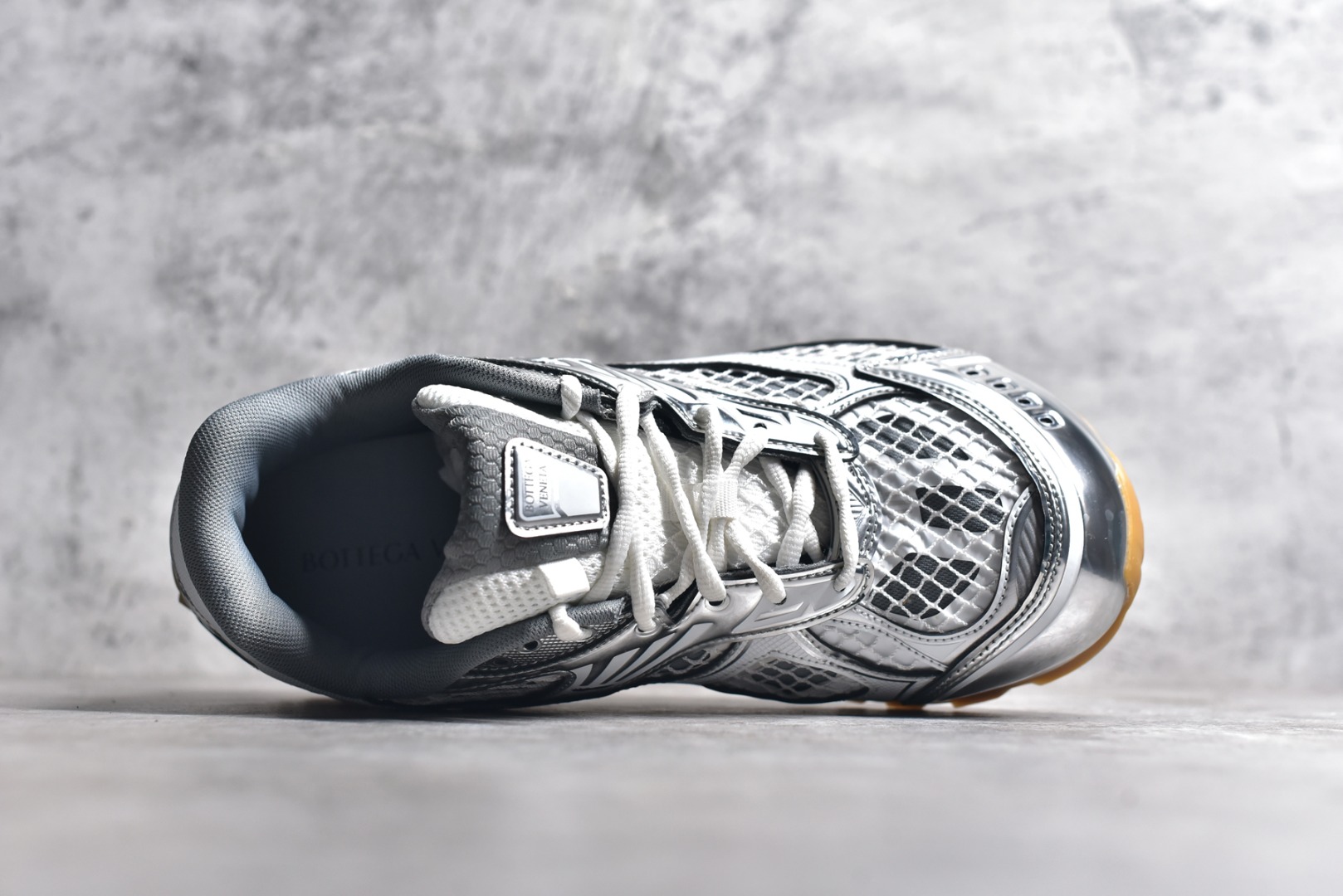图片[4]-#独家 纯原BOTTEGA VENETA Orbit Runner BV葆蝶家时尚休闲王一博同款老爹鞋运动鞋 原版开发 一比一打造 相似度百分之99以上 市场一梯队级别品质 区别市场任何标文顶级品质版本 采用轻质科技网布面料 搭配几何图案设计橡胶外底 王炸系列 高版本 认准套包工艺 实际增高很多哦 还是一样显腿细非常nice 耐玩耐造 对标对版 套包鞋工艺 认准高版本 大底选用拼色TPU大底 配置原版包装 尺码：35 36 37 38 39 40 41 42 43 44 45-选品中心