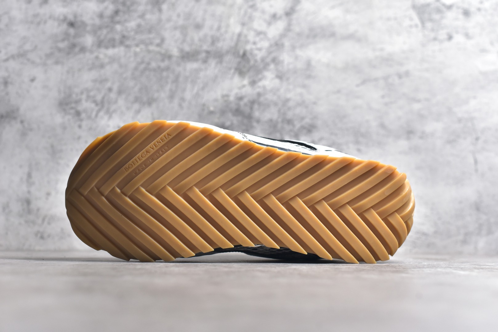 图片[6]-#独家 纯原BOTTEGA VENETA Orbit Runner BV葆蝶家时尚休闲王一博同款老爹鞋运动鞋 原版开发 一比一打造 相似度百分之99以上 市场一梯队级别品质 区别市场任何标文顶级品质版本 采用轻质科技网布面料 搭配几何图案设计橡胶外底 王炸系列 高版本 认准套包工艺 实际增高很多哦 还是一样显腿细非常nice 耐玩耐造 对标对版 套包鞋工艺 认准高版本 大底选用拼色TPU大底 配置原版包装 尺码：35 36 37 38 39 40 41 42 43 44 45-选品中心