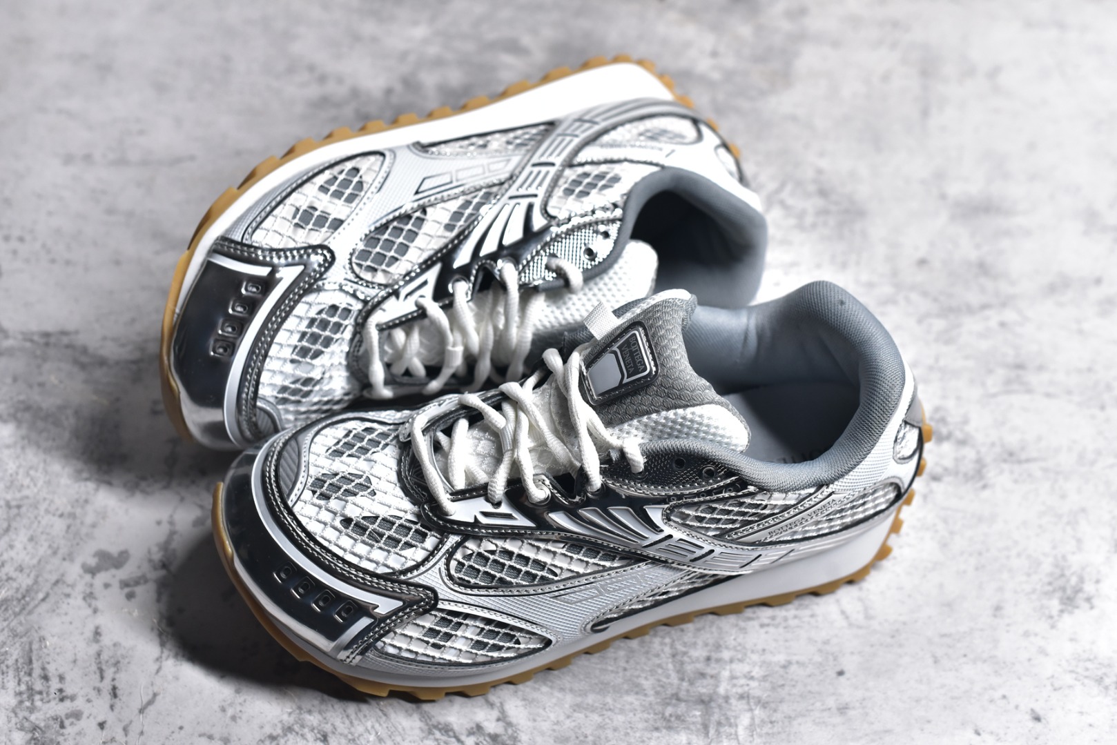 图片[7]-#独家 纯原BOTTEGA VENETA Orbit Runner BV葆蝶家时尚休闲王一博同款老爹鞋运动鞋 原版开发 一比一打造 相似度百分之99以上 市场一梯队级别品质 区别市场任何标文顶级品质版本 采用轻质科技网布面料 搭配几何图案设计橡胶外底 王炸系列 高版本 认准套包工艺 实际增高很多哦 还是一样显腿细非常nice 耐玩耐造 对标对版 套包鞋工艺 认准高版本 大底选用拼色TPU大底 配置原版包装 尺码：35 36 37 38 39 40 41 42 43 44 45-选品中心