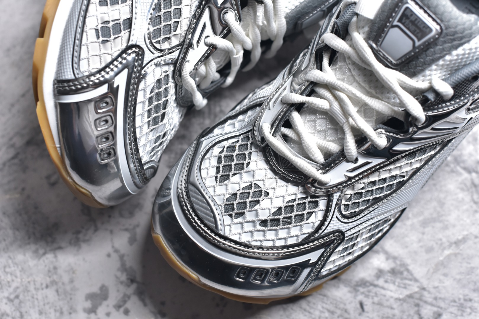 图片[8]-#独家 纯原BOTTEGA VENETA Orbit Runner BV葆蝶家时尚休闲王一博同款老爹鞋运动鞋 原版开发 一比一打造 相似度百分之99以上 市场一梯队级别品质 区别市场任何标文顶级品质版本 采用轻质科技网布面料 搭配几何图案设计橡胶外底 王炸系列 高版本 认准套包工艺 实际增高很多哦 还是一样显腿细非常nice 耐玩耐造 对标对版 套包鞋工艺 认准高版本 大底选用拼色TPU大底 配置原版包装 尺码：35 36 37 38 39 40 41 42 43 44 45-选品中心