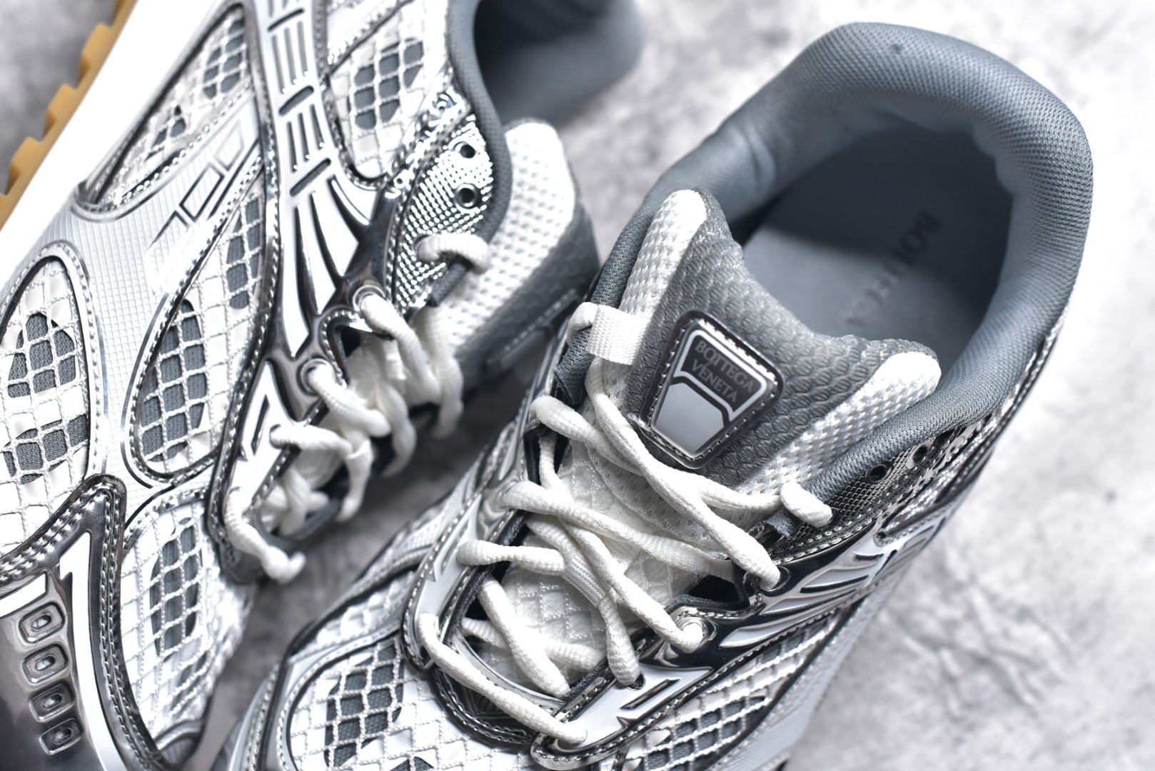 图片[9]-#独家 纯原BOTTEGA VENETA Orbit Runner BV葆蝶家时尚休闲王一博同款老爹鞋运动鞋 原版开发 一比一打造 相似度百分之99以上 市场一梯队级别品质 区别市场任何标文顶级品质版本 采用轻质科技网布面料 搭配几何图案设计橡胶外底 王炸系列 高版本 认准套包工艺 实际增高很多哦 还是一样显腿细非常nice 耐玩耐造 对标对版 套包鞋工艺 认准高版本 大底选用拼色TPU大底 配置原版包装 尺码：35 36 37 38 39 40 41 42 43 44 45-选品中心