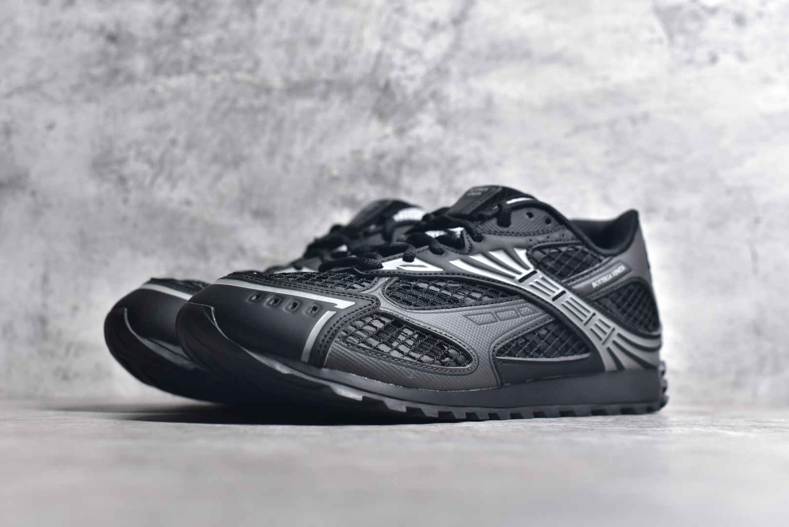 图片[2]-#独家 纯原BOTTEGA VENETA Orbit Runner BV葆蝶家时尚休闲王一博同款老爹鞋运动鞋 原版开发 一比一打造 相似度百分之99以上 市场一梯队级别品质 区别市场任何标文顶级品质版本 采用轻质科技网布面料 搭配几何图案设计橡胶外底 王炸系列 高版本 认准套包工艺 实际增高很多哦 还是一样显腿细非常nice 耐玩耐造 对标对版 套包鞋工艺 认准高版本 大底选用拼色TPU大底 配置原版包装 尺码：35 36 37 38 39 40 41 42 43 44 45-选品中心