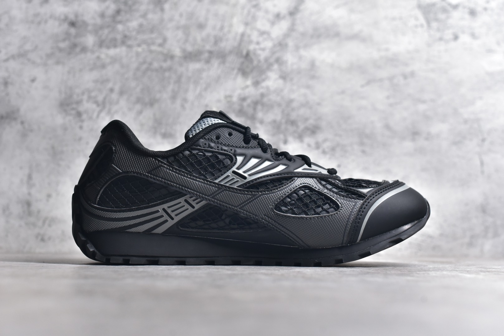 图片[3]-#独家 纯原BOTTEGA VENETA Orbit Runner BV葆蝶家时尚休闲王一博同款老爹鞋运动鞋 原版开发 一比一打造 相似度百分之99以上 市场一梯队级别品质 区别市场任何标文顶级品质版本 采用轻质科技网布面料 搭配几何图案设计橡胶外底 王炸系列 高版本 认准套包工艺 实际增高很多哦 还是一样显腿细非常nice 耐玩耐造 对标对版 套包鞋工艺 认准高版本 大底选用拼色TPU大底 配置原版包装 尺码：35 36 37 38 39 40 41 42 43 44 45-选品中心