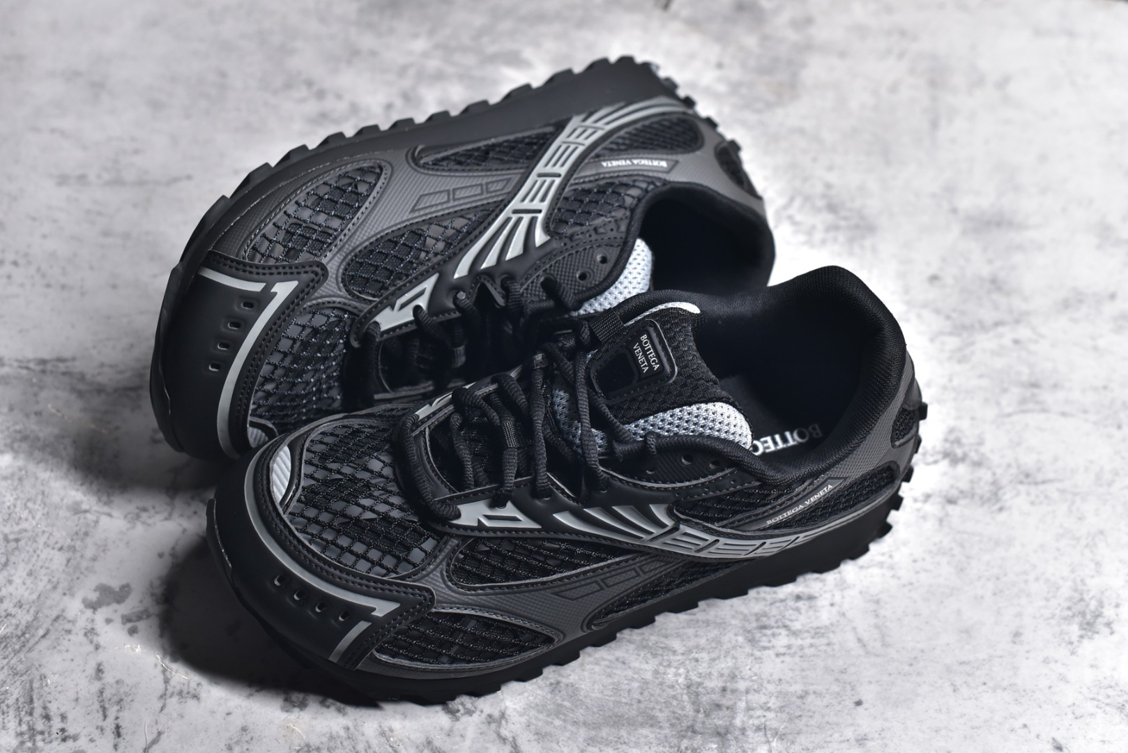 图片[7]-#独家 纯原BOTTEGA VENETA Orbit Runner BV葆蝶家时尚休闲王一博同款老爹鞋运动鞋 原版开发 一比一打造 相似度百分之99以上 市场一梯队级别品质 区别市场任何标文顶级品质版本 采用轻质科技网布面料 搭配几何图案设计橡胶外底 王炸系列 高版本 认准套包工艺 实际增高很多哦 还是一样显腿细非常nice 耐玩耐造 对标对版 套包鞋工艺 认准高版本 大底选用拼色TPU大底 配置原版包装 尺码：35 36 37 38 39 40 41 42 43 44 45-选品中心