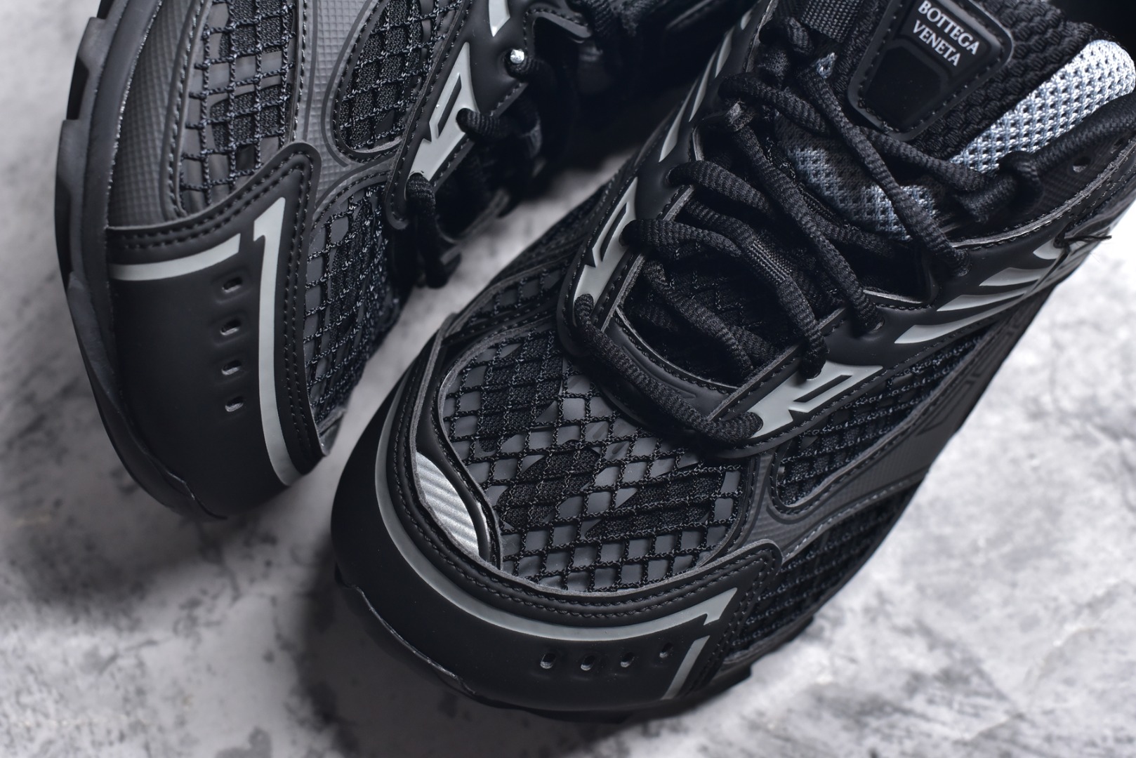 图片[8]-#独家 纯原BOTTEGA VENETA Orbit Runner BV葆蝶家时尚休闲王一博同款老爹鞋运动鞋 原版开发 一比一打造 相似度百分之99以上 市场一梯队级别品质 区别市场任何标文顶级品质版本 采用轻质科技网布面料 搭配几何图案设计橡胶外底 王炸系列 高版本 认准套包工艺 实际增高很多哦 还是一样显腿细非常nice 耐玩耐造 对标对版 套包鞋工艺 认准高版本 大底选用拼色TPU大底 配置原版包装 尺码：35 36 37 38 39 40 41 42 43 44 45-选品中心
