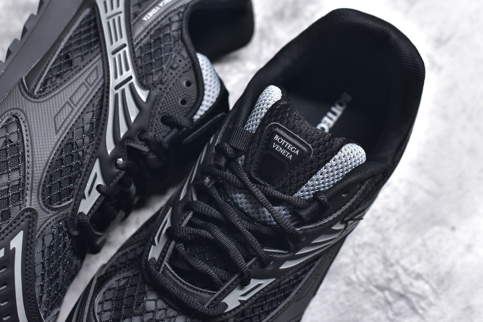 图片[9]-#独家 纯原BOTTEGA VENETA Orbit Runner BV葆蝶家时尚休闲王一博同款老爹鞋运动鞋 原版开发 一比一打造 相似度百分之99以上 市场一梯队级别品质 区别市场任何标文顶级品质版本 采用轻质科技网布面料 搭配几何图案设计橡胶外底 王炸系列 高版本 认准套包工艺 实际增高很多哦 还是一样显腿细非常nice 耐玩耐造 对标对版 套包鞋工艺 认准高版本 大底选用拼色TPU大底 配置原版包装 尺码：35 36 37 38 39 40 41 42 43 44 45-选品中心