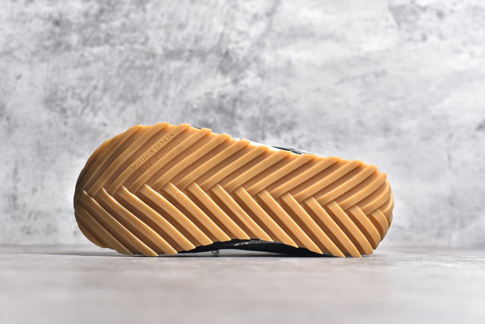 图片[6]-#独家 纯原BOTTEGA VENETA Orbit Runner BV葆蝶家时尚休闲王一博同款老爹鞋运动鞋 原版开发 一比一打造 相似度百分之99以上 市场一梯队级别品质 区别市场任何标文顶级品质版本 采用轻质科技网布面料 搭配几何图案设计橡胶外底 王炸系列 高版本 认准套包工艺 实际增高很多哦 还是一样显腿细非常nice 耐玩耐造 对标对版 套包鞋工艺 认准高版本 大底选用拼色TPU大底 配置原版包装 尺码：35 36 37 38 39 40 41 42 43 44 45-选品中心