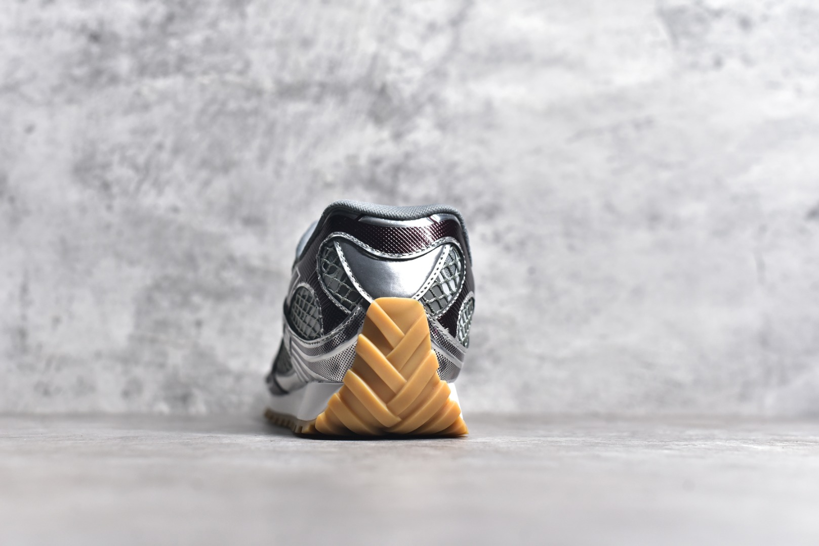 图片[5]-#独家 纯原BOTTEGA VENETA Orbit Runner BV葆蝶家时尚休闲王一博同款老爹鞋运动鞋 原版开发 一比一打造 相似度百分之99以上 市场一梯队级别品质 区别市场任何标文顶级品质版本 采用轻质科技网布面料 搭配几何图案设计橡胶外底 王炸系列 高版本 认准套包工艺 实际增高很多哦 还是一样显腿细非常nice 耐玩耐造 对标对版 套包鞋工艺 认准高版本 大底选用拼色TPU大底 配置原版包装 尺码：35 36 37 38 39 40 41 42 43 44 45-选品中心