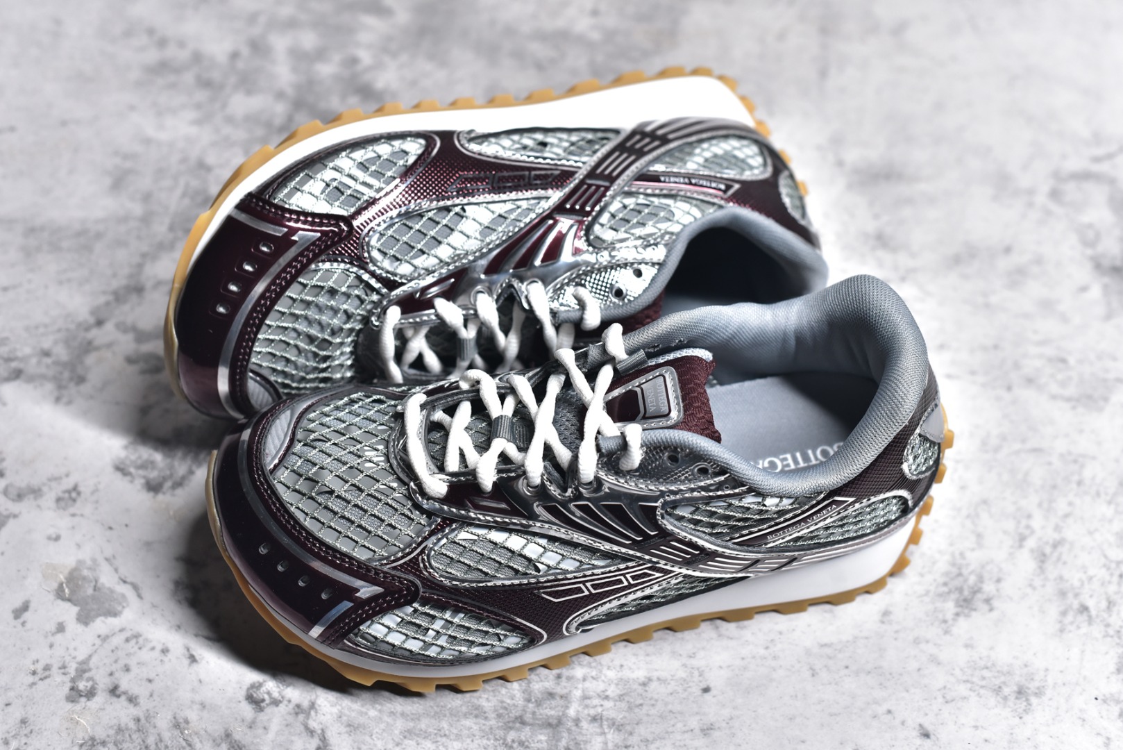 图片[7]-#独家 纯原BOTTEGA VENETA Orbit Runner BV葆蝶家时尚休闲王一博同款老爹鞋运动鞋 原版开发 一比一打造 相似度百分之99以上 市场一梯队级别品质 区别市场任何标文顶级品质版本 采用轻质科技网布面料 搭配几何图案设计橡胶外底 王炸系列 高版本 认准套包工艺 实际增高很多哦 还是一样显腿细非常nice 耐玩耐造 对标对版 套包鞋工艺 认准高版本 大底选用拼色TPU大底 配置原版包装 尺码：35 36 37 38 39 40 41 42 43 44 45-选品中心