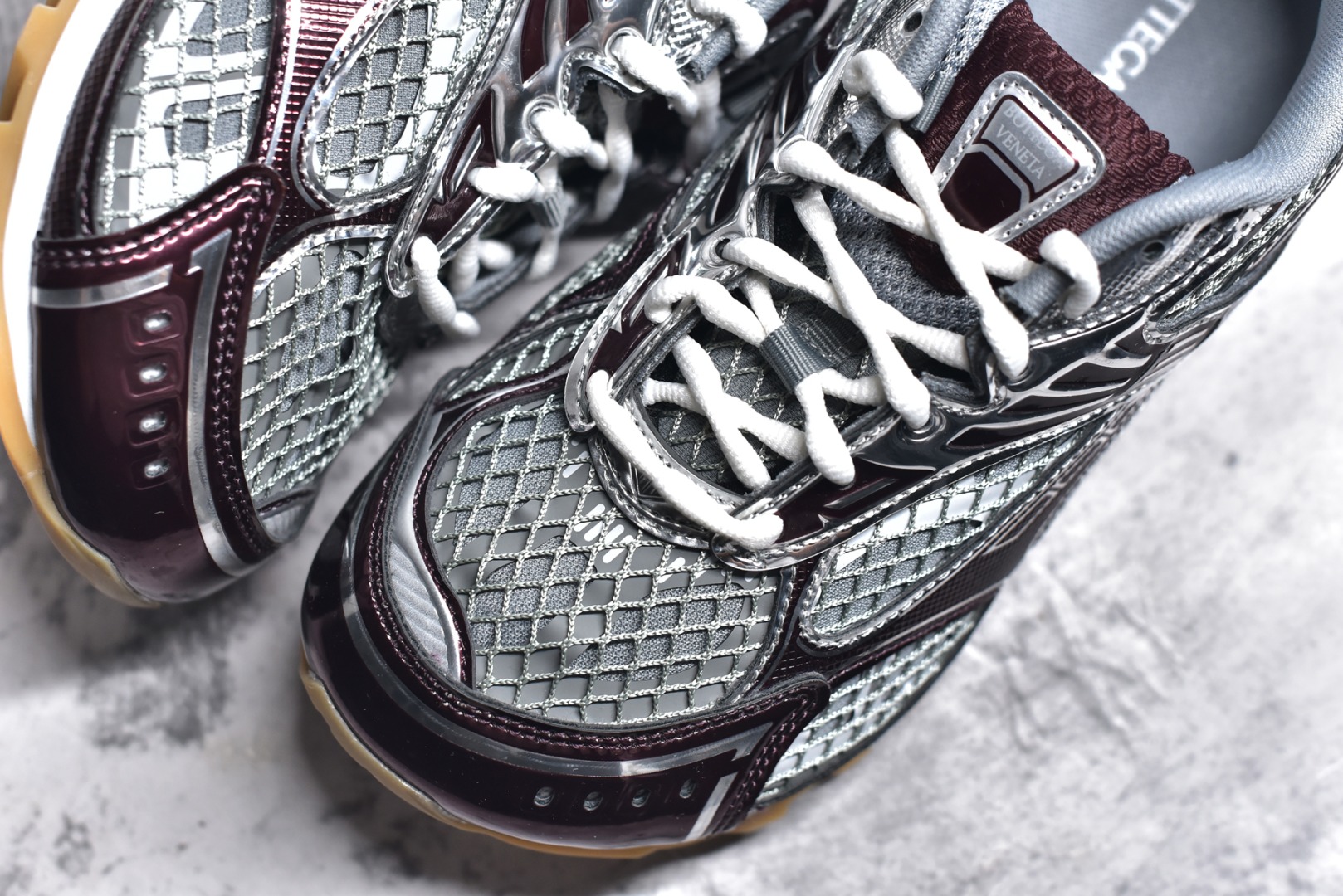 图片[8]-#独家 纯原BOTTEGA VENETA Orbit Runner BV葆蝶家时尚休闲王一博同款老爹鞋运动鞋 原版开发 一比一打造 相似度百分之99以上 市场一梯队级别品质 区别市场任何标文顶级品质版本 采用轻质科技网布面料 搭配几何图案设计橡胶外底 王炸系列 高版本 认准套包工艺 实际增高很多哦 还是一样显腿细非常nice 耐玩耐造 对标对版 套包鞋工艺 认准高版本 大底选用拼色TPU大底 配置原版包装 尺码：35 36 37 38 39 40 41 42 43 44 45-选品中心