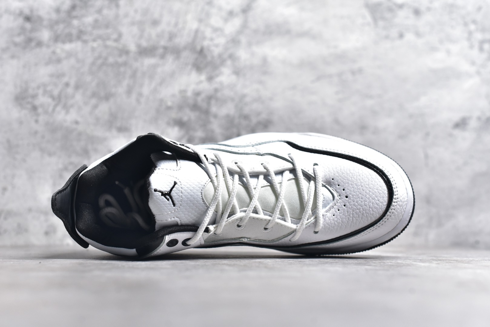图片[4]-#秒杀 ️Air Jordan Courtside AJ23 简版中帮复古休闲运动文化篮球鞋 市面唯一纯原批次 全套原纸板楦头开发 原厂大底磨具加持立体防滑纹理 原装可视Air Sole气垫 原汁原味最完美的版型 唯一正确鞋头趴度弧度高度鞋身腰线 作为AJ3到AJ4之间的过渡产品 之所以被称为AJ3的简版 它们的造型非常的相似但是也有一些差异 鞋面采用耐磨的牛剖层和人造革鞋面搭配 后跟可以明显看见Air Max气垫 出色的包裹效果让鞋子脚感非常舒适 尺码：36 36.5 37.5 38 38.5 39 40 40.5 41 42 42.5 43 44 45 46 47.5-选品中心