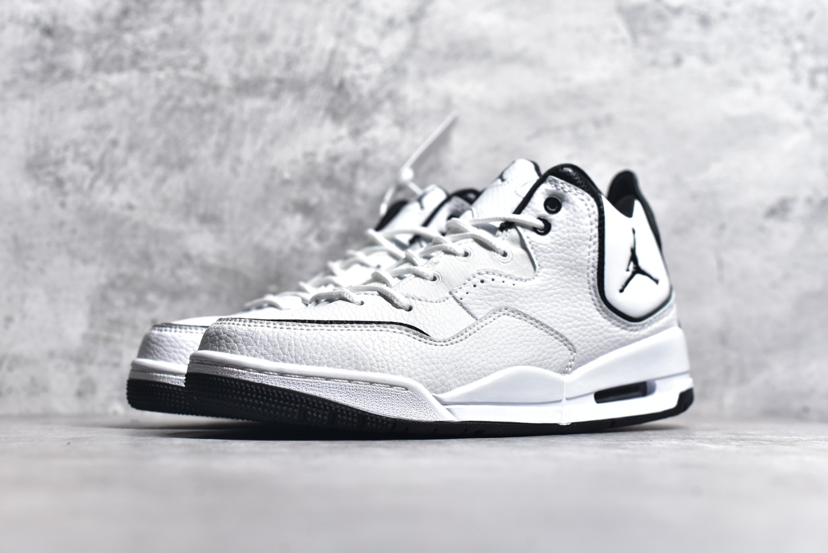 图片[2]-#秒杀 ️Air Jordan Courtside AJ23 简版中帮复古休闲运动文化篮球鞋 市面唯一纯原批次 全套原纸板楦头开发 原厂大底磨具加持立体防滑纹理 原装可视Air Sole气垫 原汁原味最完美的版型 唯一正确鞋头趴度弧度高度鞋身腰线 作为AJ3到AJ4之间的过渡产品 之所以被称为AJ3的简版 它们的造型非常的相似但是也有一些差异 鞋面采用耐磨的牛剖层和人造革鞋面搭配 后跟可以明显看见Air Max气垫 出色的包裹效果让鞋子脚感非常舒适 尺码：36 36.5 37.5 38 38.5 39 40 40.5 41 42 42.5 43 44 45 46 47.5-选品中心