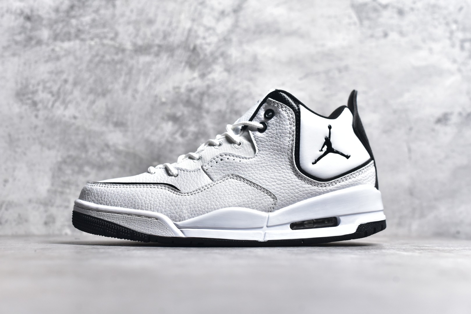 #秒杀 ️Air Jordan Courtside AJ23 简版中帮复古休闲运动文化篮球鞋 市面唯一纯原批次 全套原纸板楦头开发 原厂大底磨具加持立体防滑纹理 原装可视Air Sole气垫 原汁原味最完美的版型 唯一正确鞋头趴度弧度高度鞋身腰线 作为AJ3到AJ4之间的过渡产品 之所以被称为AJ3的简版 它们的造型非常的相似但是也有一些差异 鞋面采用耐磨的牛剖层和人造革鞋面搭配 后跟可以明显看见Air Max气垫 出色的包裹效果让鞋子脚感非常舒适 尺码：36 36.5 37.5 38 38.5 39 40 40.5 41 42 42.5 43 44 45 46 47.5-选品中心