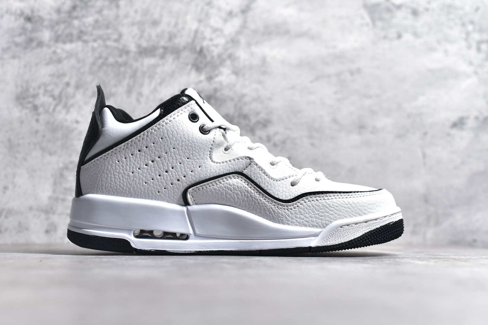 图片[3]-#秒杀 ️Air Jordan Courtside AJ23 简版中帮复古休闲运动文化篮球鞋 市面唯一纯原批次 全套原纸板楦头开发 原厂大底磨具加持立体防滑纹理 原装可视Air Sole气垫 原汁原味最完美的版型 唯一正确鞋头趴度弧度高度鞋身腰线 作为AJ3到AJ4之间的过渡产品 之所以被称为AJ3的简版 它们的造型非常的相似但是也有一些差异 鞋面采用耐磨的牛剖层和人造革鞋面搭配 后跟可以明显看见Air Max气垫 出色的包裹效果让鞋子脚感非常舒适 尺码：36 36.5 37.5 38 38.5 39 40 40.5 41 42 42.5 43 44 45 46 47.5-选品中心