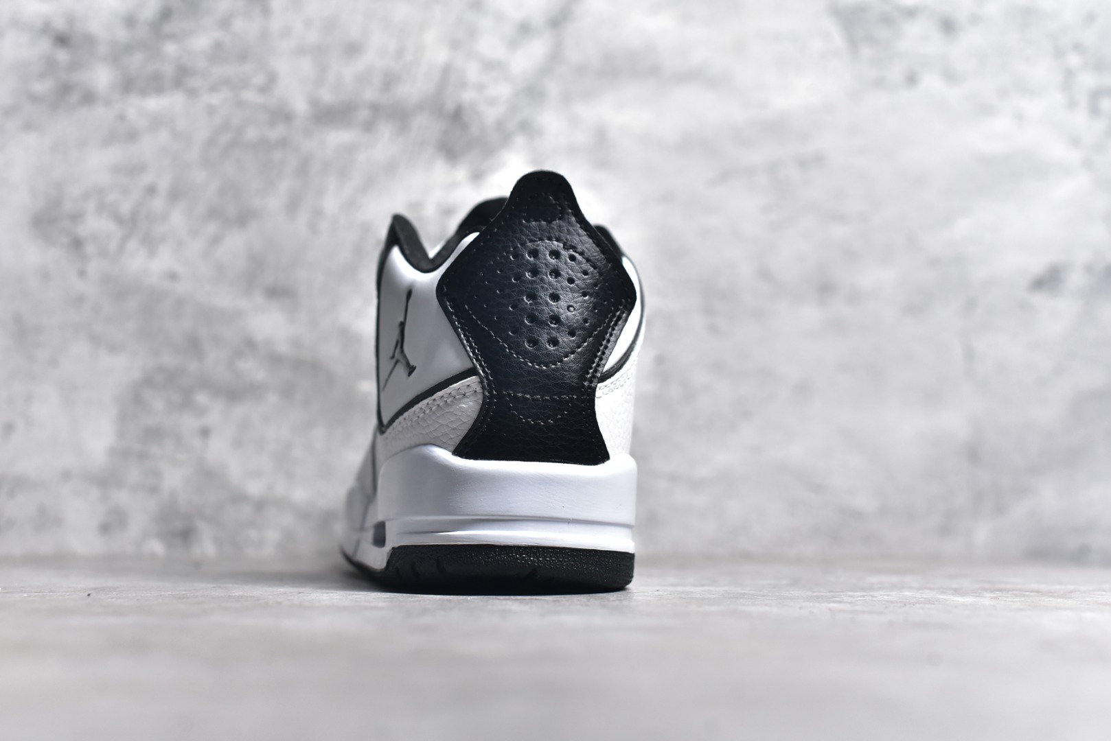图片[5]-#秒杀 ️Air Jordan Courtside AJ23 简版中帮复古休闲运动文化篮球鞋 市面唯一纯原批次 全套原纸板楦头开发 原厂大底磨具加持立体防滑纹理 原装可视Air Sole气垫 原汁原味最完美的版型 唯一正确鞋头趴度弧度高度鞋身腰线 作为AJ3到AJ4之间的过渡产品 之所以被称为AJ3的简版 它们的造型非常的相似但是也有一些差异 鞋面采用耐磨的牛剖层和人造革鞋面搭配 后跟可以明显看见Air Max气垫 出色的包裹效果让鞋子脚感非常舒适 尺码：36 36.5 37.5 38 38.5 39 40 40.5 41 42 42.5 43 44 45 46 47.5-选品中心