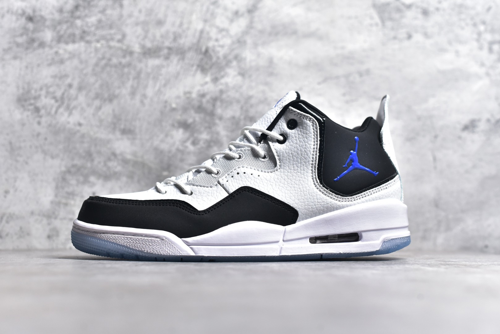 #秒杀 ️Air Jordan Courtside AJ23 简版中帮复古休闲运动文化篮球鞋 市面唯一纯原批次 全套原纸板楦头开发 原厂大底磨具加持立体防滑纹理 原装可视Air Sole气垫 原汁原味最完美的版型 唯一正确鞋头趴度弧度高度鞋身腰线 作为AJ3到AJ4之间的过渡产品 之所以被称为AJ3的简版 它们的造型非常的相似但是也有一些差异 鞋面采用耐磨的牛剖层和人造革鞋面搭配 后跟可以明显看见Air Max气垫 出色的包裹效果让鞋子脚感非常舒适 尺码：36 36.5 37.5 38 38.5 39 40 40.5 41 42 42.5 43 44 45 46 47.5-选品中心