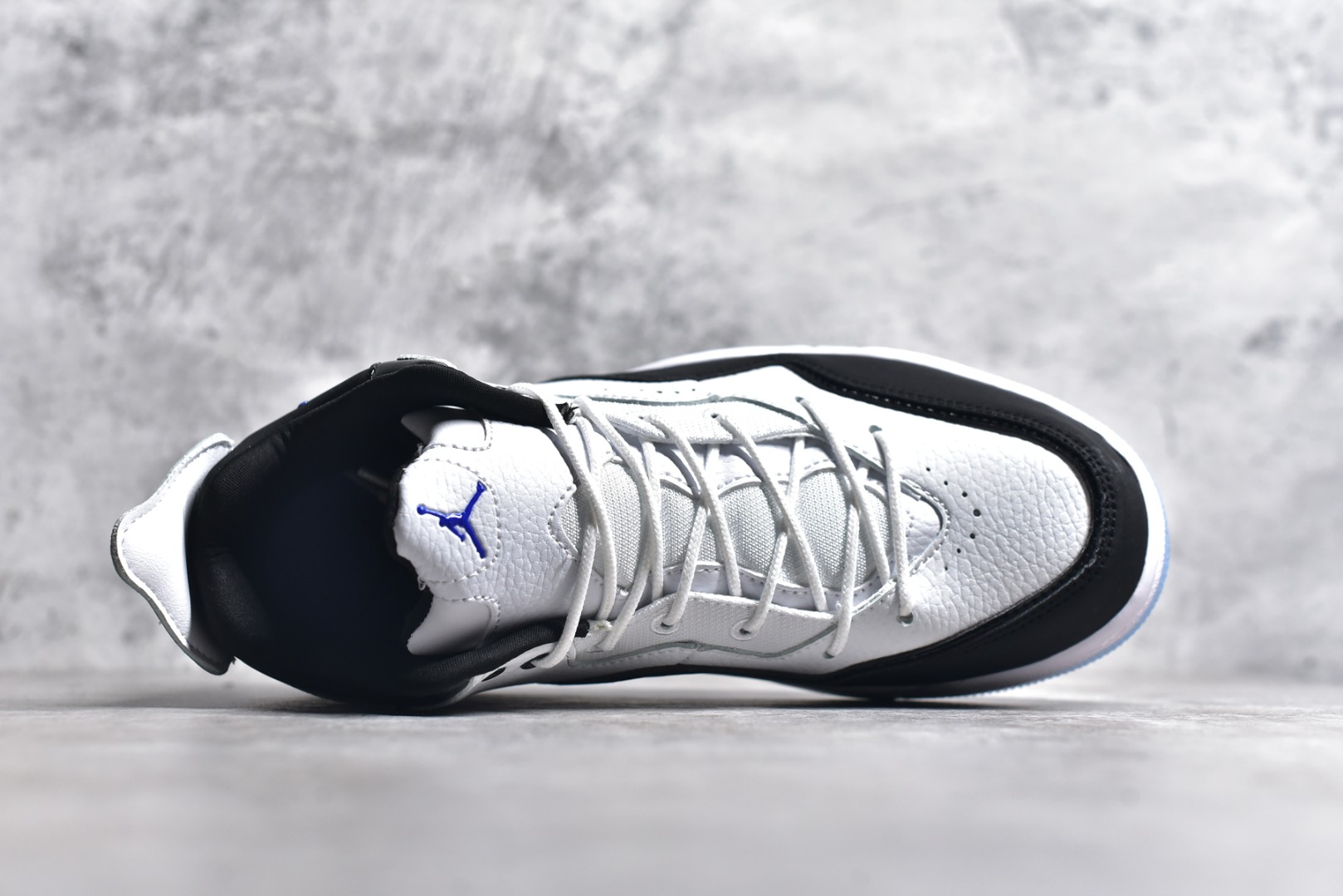 图片[4]-#秒杀 ️Air Jordan Courtside AJ23 简版中帮复古休闲运动文化篮球鞋 市面唯一纯原批次 全套原纸板楦头开发 原厂大底磨具加持立体防滑纹理 原装可视Air Sole气垫 原汁原味最完美的版型 唯一正确鞋头趴度弧度高度鞋身腰线 作为AJ3到AJ4之间的过渡产品 之所以被称为AJ3的简版 它们的造型非常的相似但是也有一些差异 鞋面采用耐磨的牛剖层和人造革鞋面搭配 后跟可以明显看见Air Max气垫 出色的包裹效果让鞋子脚感非常舒适 尺码：36 36.5 37.5 38 38.5 39 40 40.5 41 42 42.5 43 44 45 46 47.5-选品中心