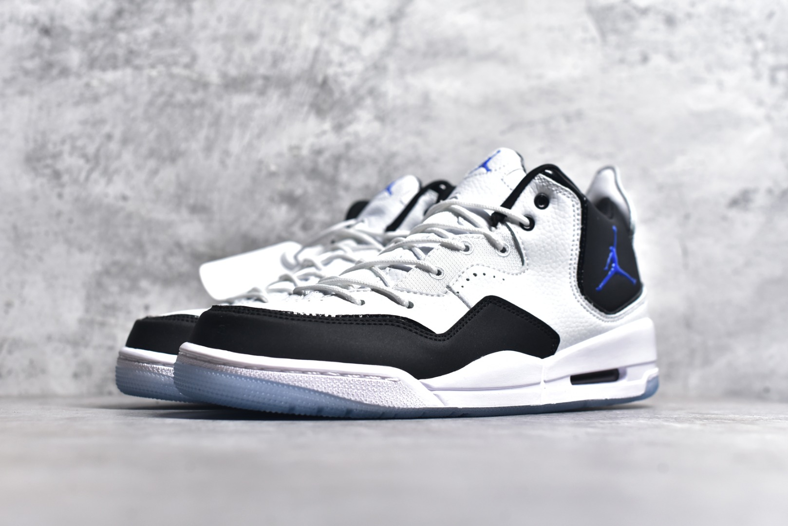 图片[2]-#秒杀 ️Air Jordan Courtside AJ23 简版中帮复古休闲运动文化篮球鞋 市面唯一纯原批次 全套原纸板楦头开发 原厂大底磨具加持立体防滑纹理 原装可视Air Sole气垫 原汁原味最完美的版型 唯一正确鞋头趴度弧度高度鞋身腰线 作为AJ3到AJ4之间的过渡产品 之所以被称为AJ3的简版 它们的造型非常的相似但是也有一些差异 鞋面采用耐磨的牛剖层和人造革鞋面搭配 后跟可以明显看见Air Max气垫 出色的包裹效果让鞋子脚感非常舒适 尺码：36 36.5 37.5 38 38.5 39 40 40.5 41 42 42.5 43 44 45 46 47.5-选品中心