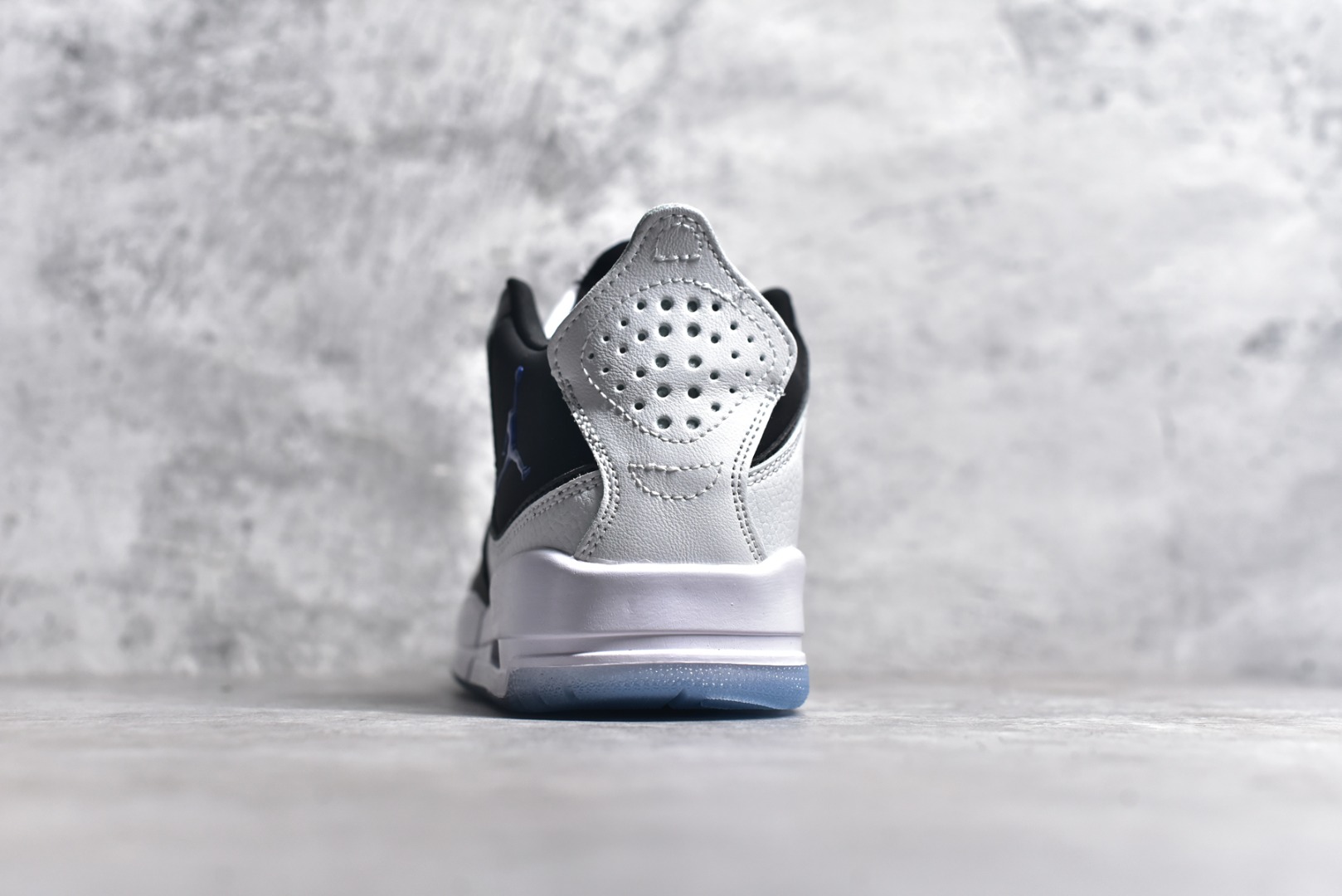 图片[5]-#秒杀 ️Air Jordan Courtside AJ23 简版中帮复古休闲运动文化篮球鞋 市面唯一纯原批次 全套原纸板楦头开发 原厂大底磨具加持立体防滑纹理 原装可视Air Sole气垫 原汁原味最完美的版型 唯一正确鞋头趴度弧度高度鞋身腰线 作为AJ3到AJ4之间的过渡产品 之所以被称为AJ3的简版 它们的造型非常的相似但是也有一些差异 鞋面采用耐磨的牛剖层和人造革鞋面搭配 后跟可以明显看见Air Max气垫 出色的包裹效果让鞋子脚感非常舒适 尺码：36 36.5 37.5 38 38.5 39 40 40.5 41 42 42.5 43 44 45 46 47.5-选品中心