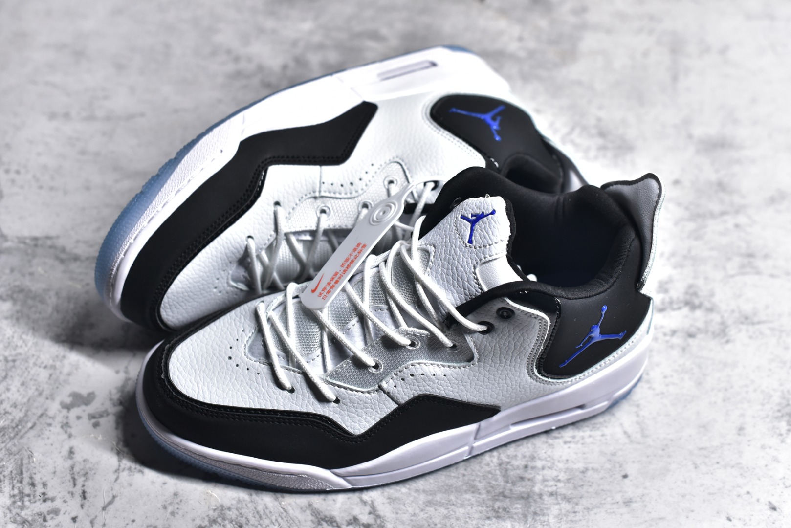图片[7]-#秒杀 ️Air Jordan Courtside AJ23 简版中帮复古休闲运动文化篮球鞋 市面唯一纯原批次 全套原纸板楦头开发 原厂大底磨具加持立体防滑纹理 原装可视Air Sole气垫 原汁原味最完美的版型 唯一正确鞋头趴度弧度高度鞋身腰线 作为AJ3到AJ4之间的过渡产品 之所以被称为AJ3的简版 它们的造型非常的相似但是也有一些差异 鞋面采用耐磨的牛剖层和人造革鞋面搭配 后跟可以明显看见Air Max气垫 出色的包裹效果让鞋子脚感非常舒适 尺码：36 36.5 37.5 38 38.5 39 40 40.5 41 42 42.5 43 44 45 46 47.5-选品中心