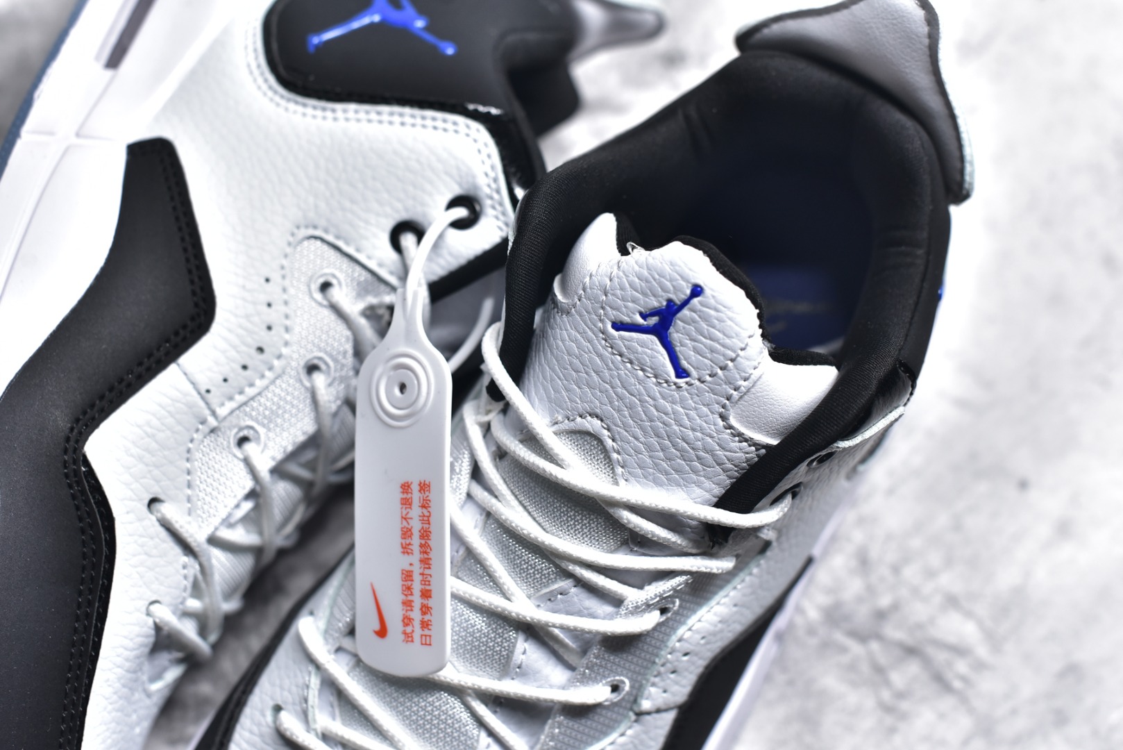 图片[9]-#秒杀 ️Air Jordan Courtside AJ23 简版中帮复古休闲运动文化篮球鞋 市面唯一纯原批次 全套原纸板楦头开发 原厂大底磨具加持立体防滑纹理 原装可视Air Sole气垫 原汁原味最完美的版型 唯一正确鞋头趴度弧度高度鞋身腰线 作为AJ3到AJ4之间的过渡产品 之所以被称为AJ3的简版 它们的造型非常的相似但是也有一些差异 鞋面采用耐磨的牛剖层和人造革鞋面搭配 后跟可以明显看见Air Max气垫 出色的包裹效果让鞋子脚感非常舒适 尺码：36 36.5 37.5 38 38.5 39 40 40.5 41 42 42.5 43 44 45 46 47.5-选品中心