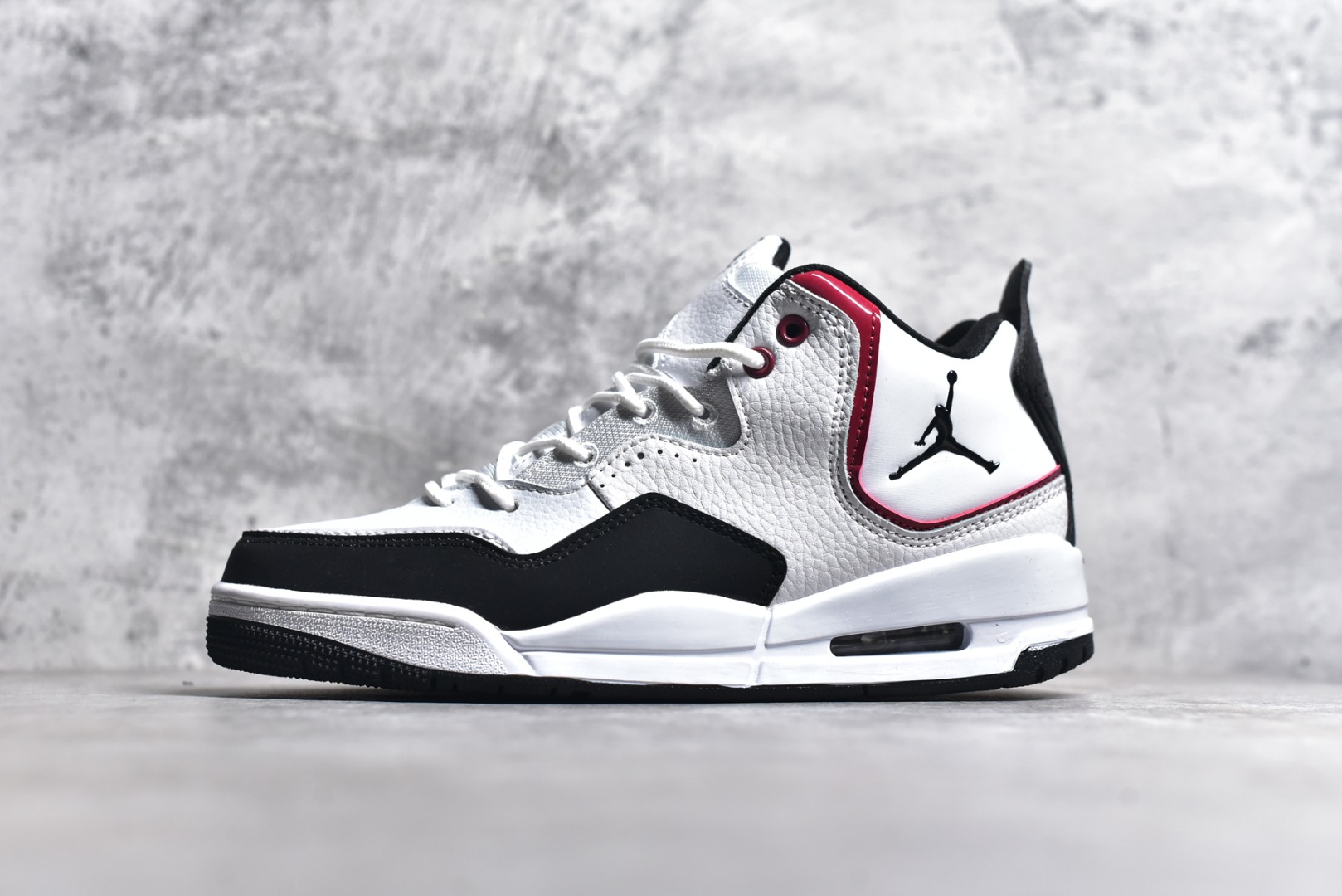 #秒杀 ️Air Jordan Courtside AJ23 简版中帮复古休闲运动文化篮球鞋 市面唯一纯原批次 全套原纸板楦头开发 原厂大底磨具加持立体防滑纹理 原装可视Air Sole气垫 原汁原味最完美的版型 唯一正确鞋头趴度弧度高度鞋身腰线 作为AJ3到AJ4之间的过渡产品 之所以被称为AJ3的简版 它们的造型非常的相似但是也有一些差异 鞋面采用耐磨的牛剖层和人造革鞋面搭配 后跟可以明显看见Air Max气垫 出色的包裹效果让鞋子脚感非常舒适 尺码：36 36.5 37.5 38 38.5 39 40 40.5 41 42 42.5 43 44 45 46 47.5-选品中心