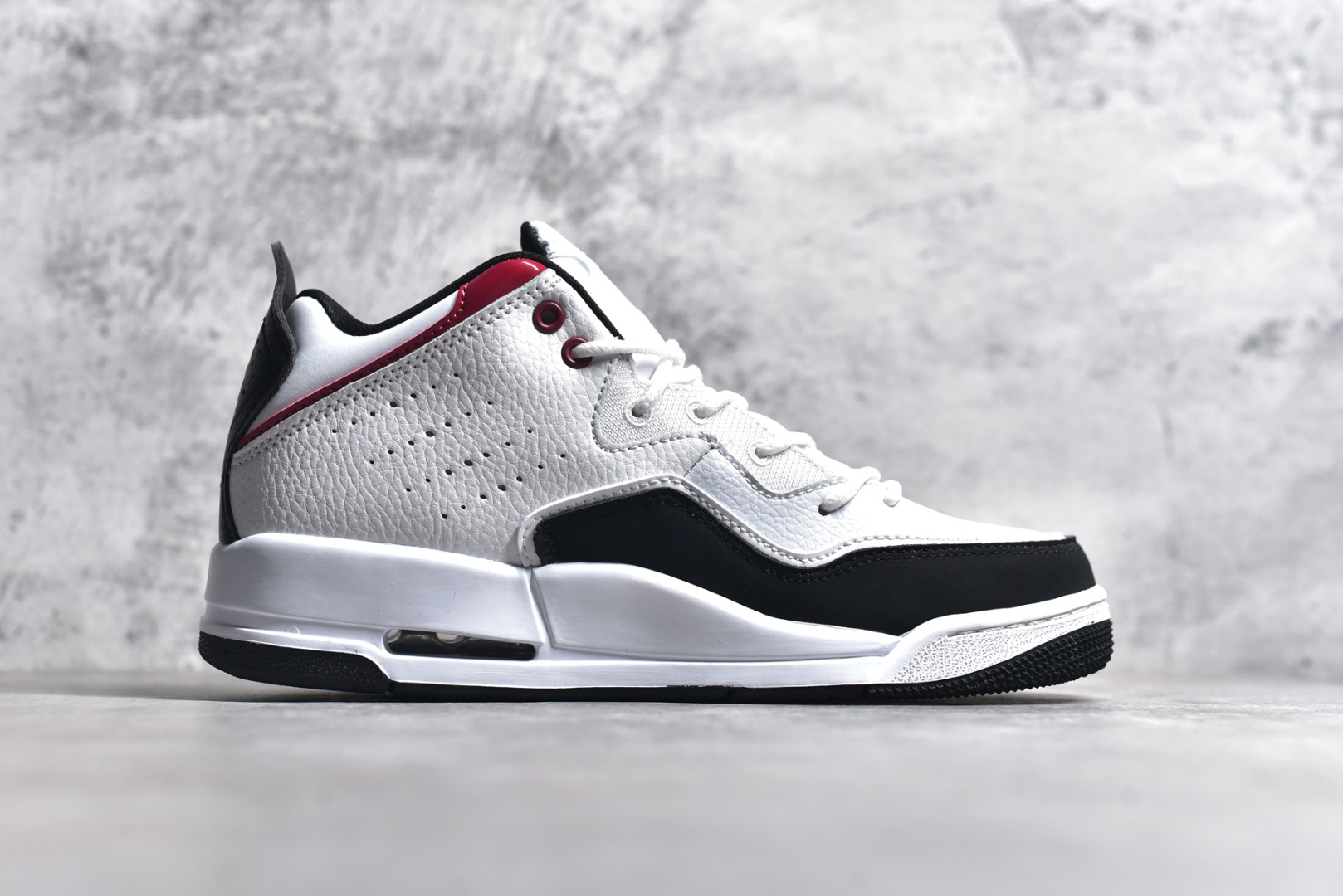 图片[3]-#秒杀 ️Air Jordan Courtside AJ23 简版中帮复古休闲运动文化篮球鞋 市面唯一纯原批次 全套原纸板楦头开发 原厂大底磨具加持立体防滑纹理 原装可视Air Sole气垫 原汁原味最完美的版型 唯一正确鞋头趴度弧度高度鞋身腰线 作为AJ3到AJ4之间的过渡产品 之所以被称为AJ3的简版 它们的造型非常的相似但是也有一些差异 鞋面采用耐磨的牛剖层和人造革鞋面搭配 后跟可以明显看见Air Max气垫 出色的包裹效果让鞋子脚感非常舒适 尺码：36 36.5 37.5 38 38.5 39 40 40.5 41 42 42.5 43 44 45 46 47.5-选品中心
