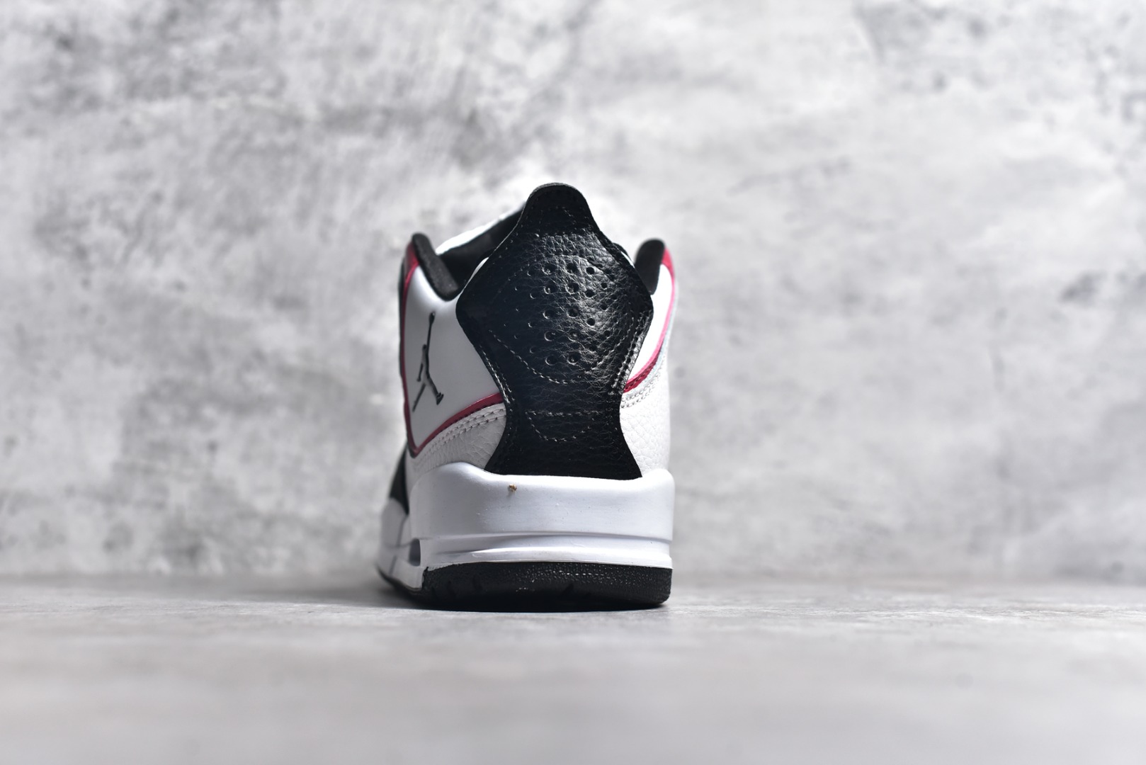 图片[5]-#秒杀 ️Air Jordan Courtside AJ23 简版中帮复古休闲运动文化篮球鞋 市面唯一纯原批次 全套原纸板楦头开发 原厂大底磨具加持立体防滑纹理 原装可视Air Sole气垫 原汁原味最完美的版型 唯一正确鞋头趴度弧度高度鞋身腰线 作为AJ3到AJ4之间的过渡产品 之所以被称为AJ3的简版 它们的造型非常的相似但是也有一些差异 鞋面采用耐磨的牛剖层和人造革鞋面搭配 后跟可以明显看见Air Max气垫 出色的包裹效果让鞋子脚感非常舒适 尺码：36 36.5 37.5 38 38.5 39 40 40.5 41 42 42.5 43 44 45 46 47.5-选品中心