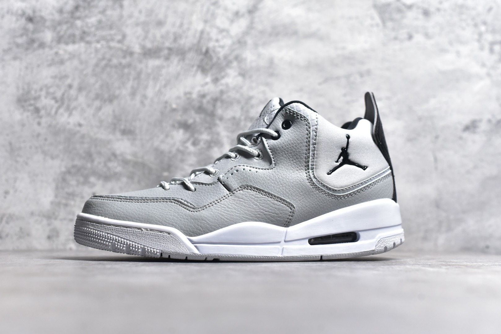#秒杀 ️Air Jordan Courtside AJ23 简版中帮复古休闲运动文化篮球鞋 市面唯一纯原批次 全套原纸板楦头开发 原厂大底磨具加持立体防滑纹理 原装可视Air Sole气垫 原汁原味最完美的版型 唯一正确鞋头趴度弧度高度鞋身腰线 作为AJ3到AJ4之间的过渡产品 之所以被称为AJ3的简版 它们的造型非常的相似但是也有一些差异 鞋面采用耐磨的牛剖层和人造革鞋面搭配 后跟可以明显看见Air Max气垫 出色的包裹效果让鞋子脚感非常舒适 尺码：36 36.5 37.5 38 38.5 39 40 40.5 41 42 42.5 43 44 45 46 47.5-选品中心