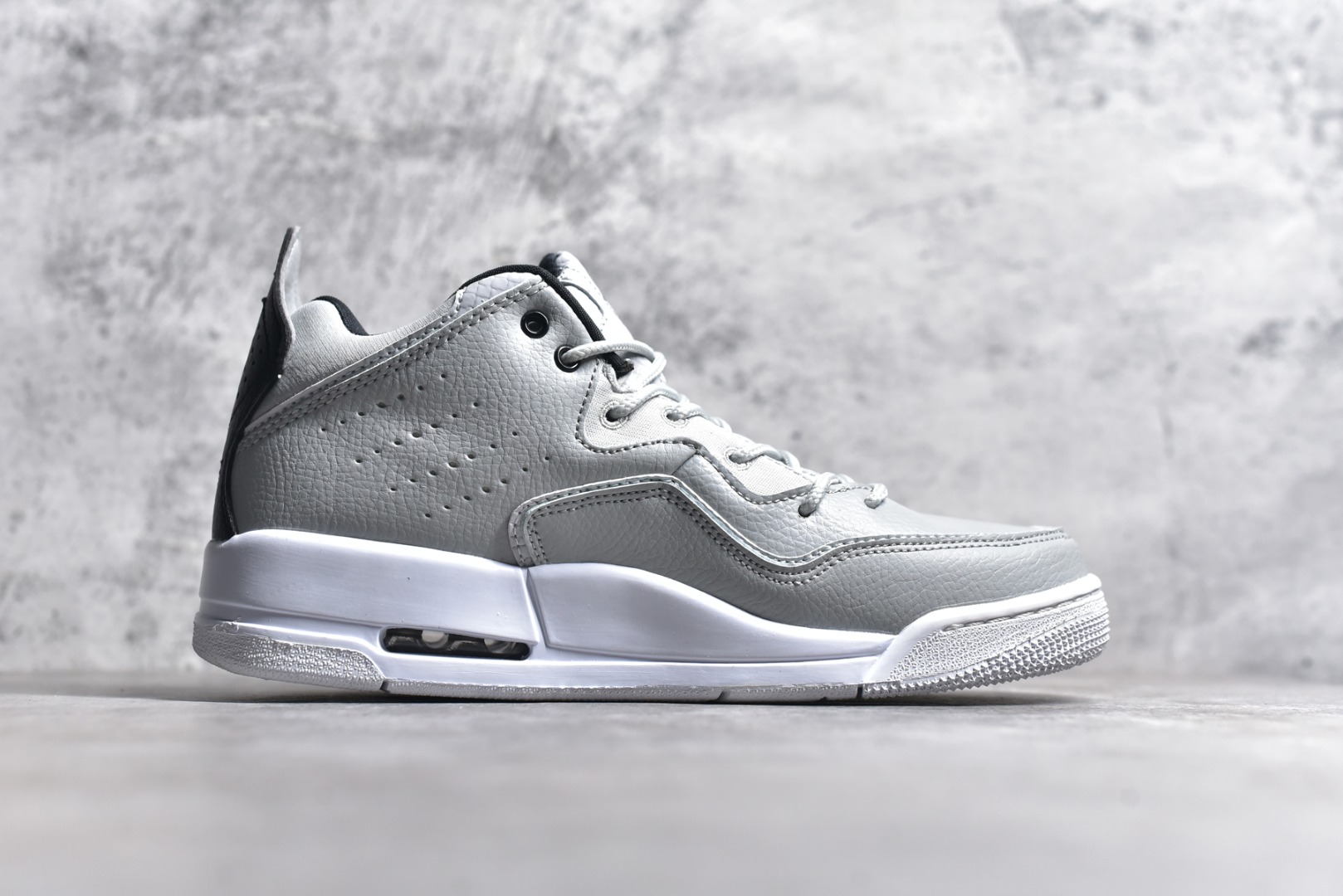 图片[3]-#秒杀 ️Air Jordan Courtside AJ23 简版中帮复古休闲运动文化篮球鞋 市面唯一纯原批次 全套原纸板楦头开发 原厂大底磨具加持立体防滑纹理 原装可视Air Sole气垫 原汁原味最完美的版型 唯一正确鞋头趴度弧度高度鞋身腰线 作为AJ3到AJ4之间的过渡产品 之所以被称为AJ3的简版 它们的造型非常的相似但是也有一些差异 鞋面采用耐磨的牛剖层和人造革鞋面搭配 后跟可以明显看见Air Max气垫 出色的包裹效果让鞋子脚感非常舒适 尺码：36 36.5 37.5 38 38.5 39 40 40.5 41 42 42.5 43 44 45 46 47.5-选品中心