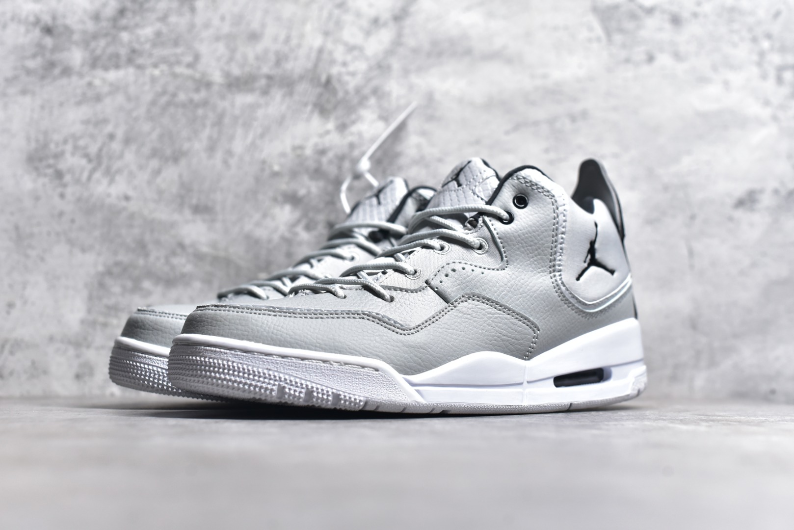 图片[2]-#秒杀 ️Air Jordan Courtside AJ23 简版中帮复古休闲运动文化篮球鞋 市面唯一纯原批次 全套原纸板楦头开发 原厂大底磨具加持立体防滑纹理 原装可视Air Sole气垫 原汁原味最完美的版型 唯一正确鞋头趴度弧度高度鞋身腰线 作为AJ3到AJ4之间的过渡产品 之所以被称为AJ3的简版 它们的造型非常的相似但是也有一些差异 鞋面采用耐磨的牛剖层和人造革鞋面搭配 后跟可以明显看见Air Max气垫 出色的包裹效果让鞋子脚感非常舒适 尺码：36 36.5 37.5 38 38.5 39 40 40.5 41 42 42.5 43 44 45 46 47.5-选品中心