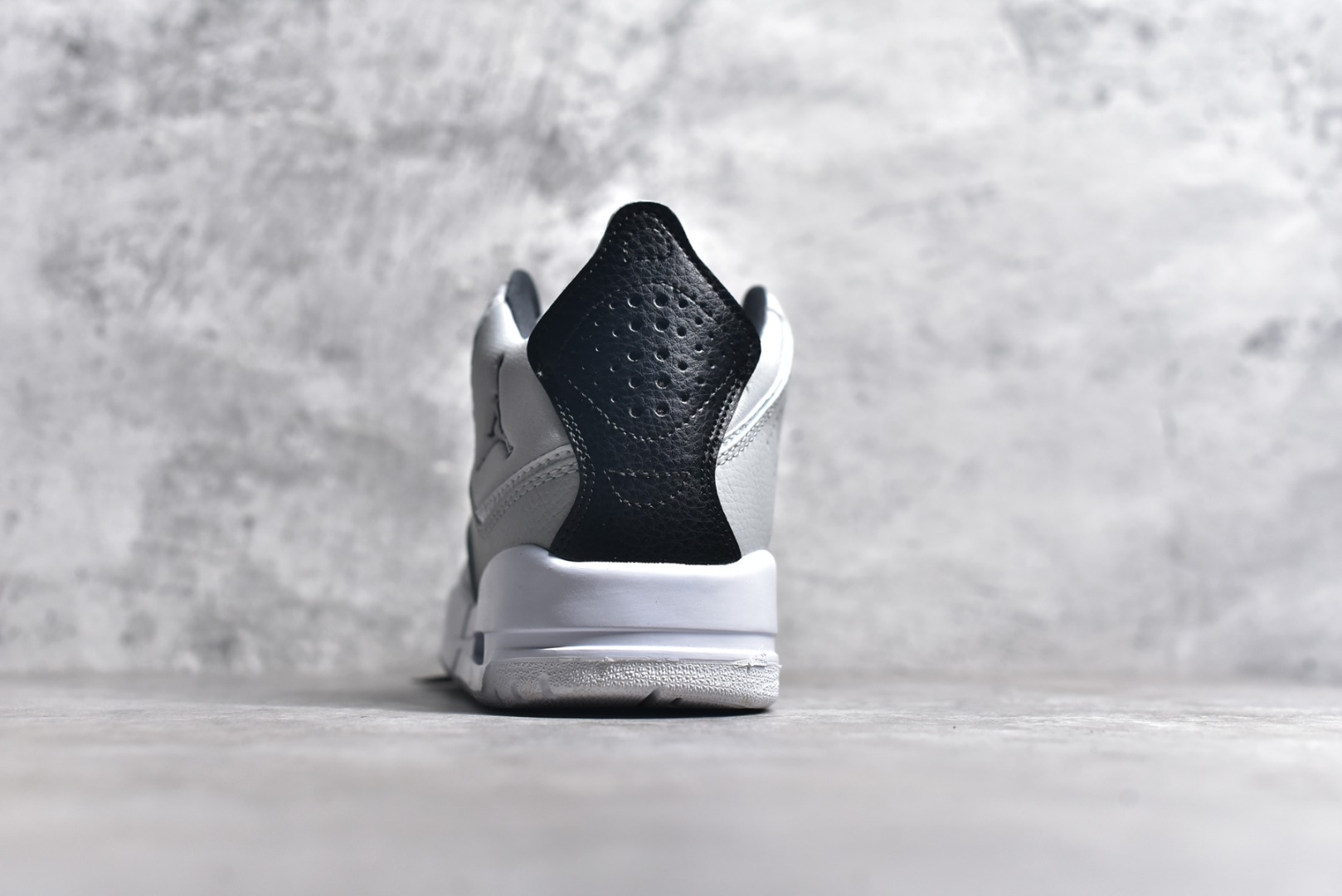 图片[5]-#秒杀 ️Air Jordan Courtside AJ23 简版中帮复古休闲运动文化篮球鞋 市面唯一纯原批次 全套原纸板楦头开发 原厂大底磨具加持立体防滑纹理 原装可视Air Sole气垫 原汁原味最完美的版型 唯一正确鞋头趴度弧度高度鞋身腰线 作为AJ3到AJ4之间的过渡产品 之所以被称为AJ3的简版 它们的造型非常的相似但是也有一些差异 鞋面采用耐磨的牛剖层和人造革鞋面搭配 后跟可以明显看见Air Max气垫 出色的包裹效果让鞋子脚感非常舒适 尺码：36 36.5 37.5 38 38.5 39 40 40.5 41 42 42.5 43 44 45 46 47.5-选品中心
