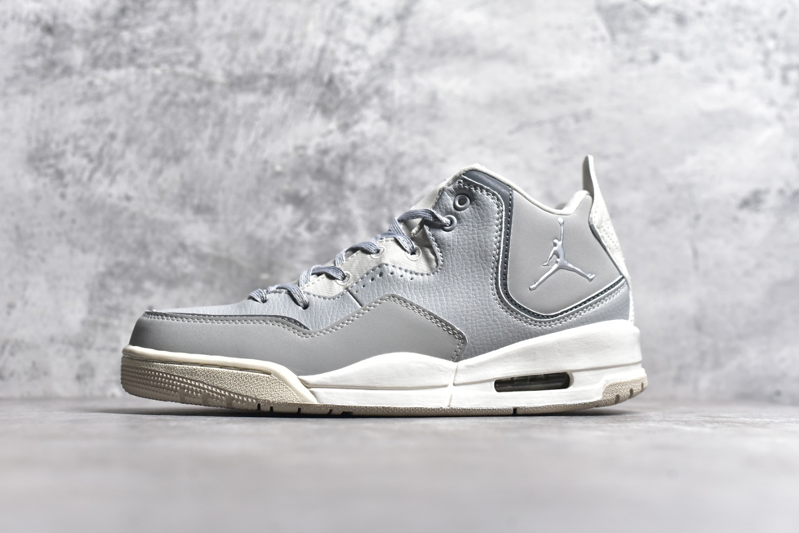 #秒杀 ️Air Jordan Courtside AJ23 简版中帮复古休闲运动文化篮球鞋 市面唯一纯原批次 全套原纸板楦头开发 原厂大底磨具加持立体防滑纹理 原装可视Air Sole气垫 原汁原味最完美的版型 唯一正确鞋头趴度弧度高度鞋身腰线 作为AJ3到AJ4之间的过渡产品 之所以被称为AJ3的简版 它们的造型非常的相似但是也有一些差异 鞋面采用耐磨的牛剖层和人造革鞋面搭配 后跟可以明显看见Air Max气垫 出色的包裹效果让鞋子脚感非常舒适 尺码：36 36.5 37.5 38 38.5 39 40 40.5 41 42 42.5 43 44 45 46 47.5-选品中心