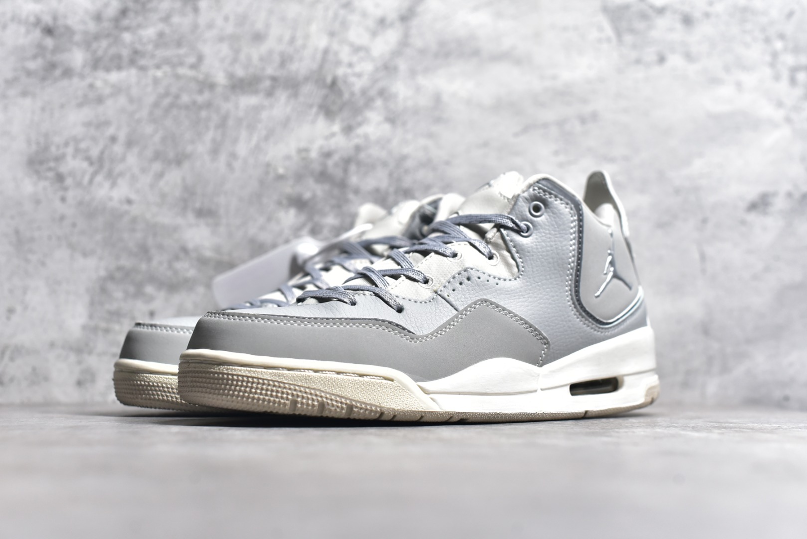 图片[2]-#秒杀 ️Air Jordan Courtside AJ23 简版中帮复古休闲运动文化篮球鞋 市面唯一纯原批次 全套原纸板楦头开发 原厂大底磨具加持立体防滑纹理 原装可视Air Sole气垫 原汁原味最完美的版型 唯一正确鞋头趴度弧度高度鞋身腰线 作为AJ3到AJ4之间的过渡产品 之所以被称为AJ3的简版 它们的造型非常的相似但是也有一些差异 鞋面采用耐磨的牛剖层和人造革鞋面搭配 后跟可以明显看见Air Max气垫 出色的包裹效果让鞋子脚感非常舒适 尺码：36 36.5 37.5 38 38.5 39 40 40.5 41 42 42.5 43 44 45 46 47.5-选品中心
