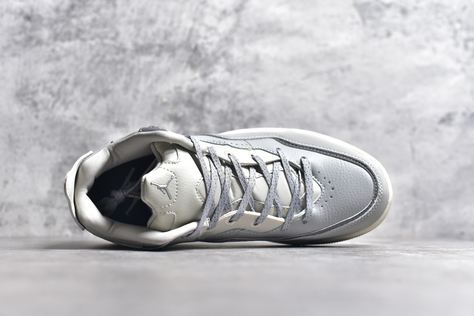 图片[4]-#秒杀 ️Air Jordan Courtside AJ23 简版中帮复古休闲运动文化篮球鞋 市面唯一纯原批次 全套原纸板楦头开发 原厂大底磨具加持立体防滑纹理 原装可视Air Sole气垫 原汁原味最完美的版型 唯一正确鞋头趴度弧度高度鞋身腰线 作为AJ3到AJ4之间的过渡产品 之所以被称为AJ3的简版 它们的造型非常的相似但是也有一些差异 鞋面采用耐磨的牛剖层和人造革鞋面搭配 后跟可以明显看见Air Max气垫 出色的包裹效果让鞋子脚感非常舒适 尺码：36 36.5 37.5 38 38.5 39 40 40.5 41 42 42.5 43 44 45 46 47.5-选品中心
