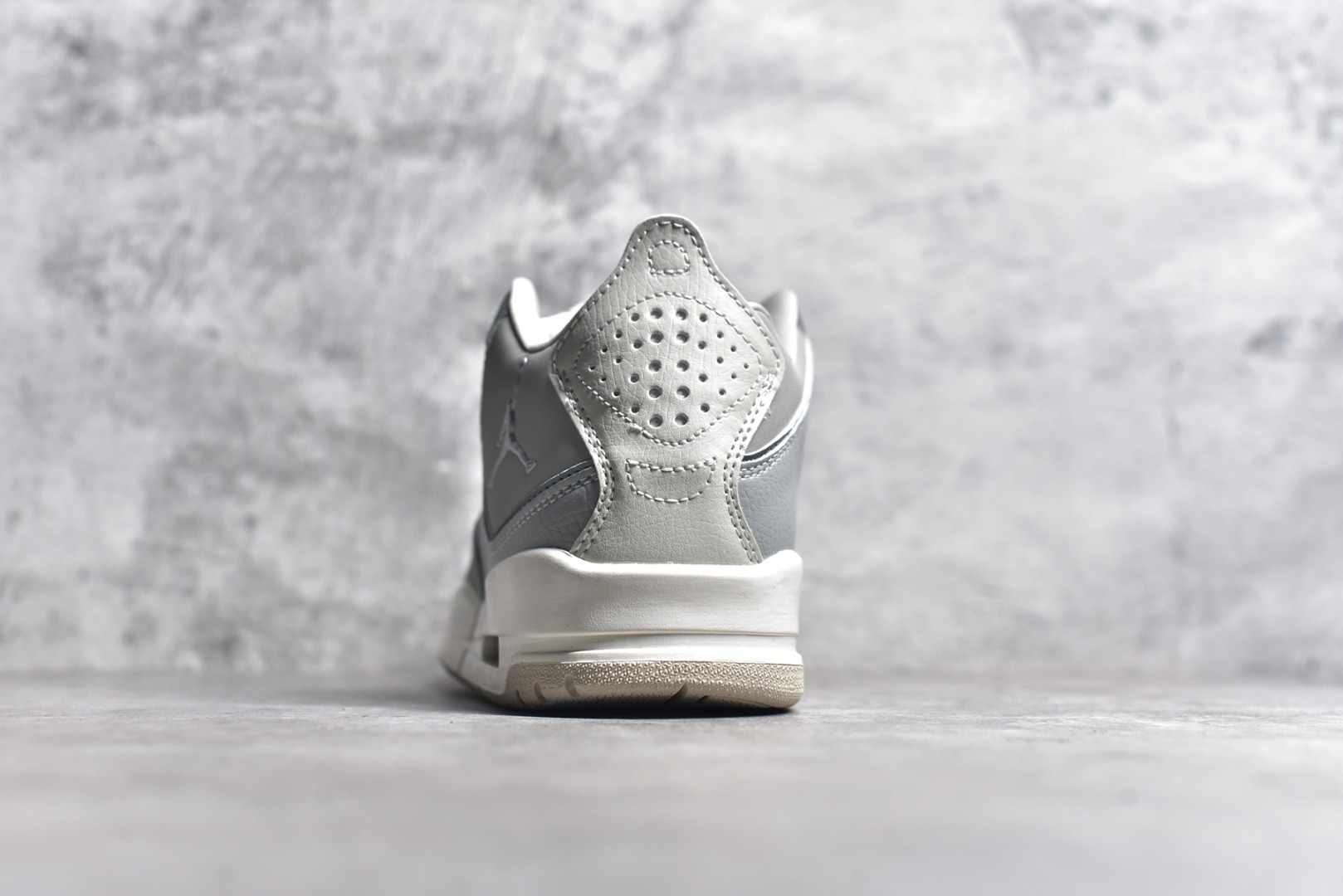 图片[5]-#秒杀 ️Air Jordan Courtside AJ23 简版中帮复古休闲运动文化篮球鞋 市面唯一纯原批次 全套原纸板楦头开发 原厂大底磨具加持立体防滑纹理 原装可视Air Sole气垫 原汁原味最完美的版型 唯一正确鞋头趴度弧度高度鞋身腰线 作为AJ3到AJ4之间的过渡产品 之所以被称为AJ3的简版 它们的造型非常的相似但是也有一些差异 鞋面采用耐磨的牛剖层和人造革鞋面搭配 后跟可以明显看见Air Max气垫 出色的包裹效果让鞋子脚感非常舒适 尺码：36 36.5 37.5 38 38.5 39 40 40.5 41 42 42.5 43 44 45 46 47.5-选品中心