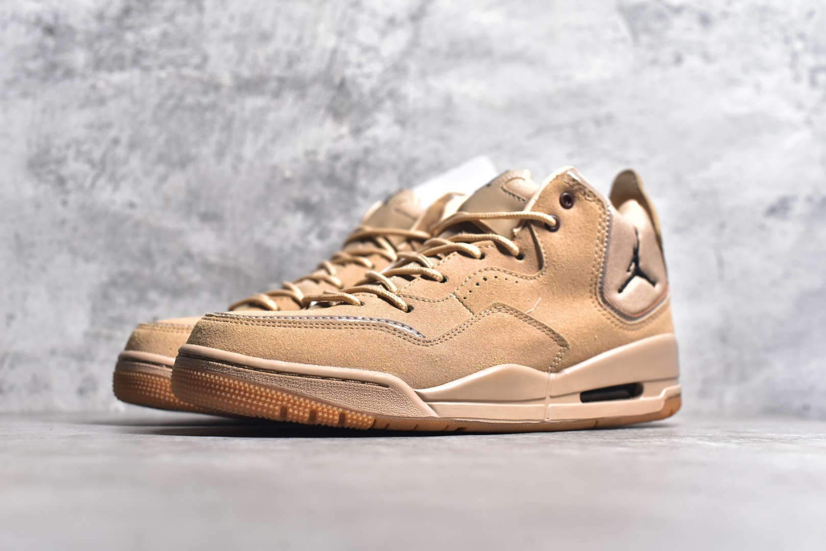 图片[2]-#秒杀 ️Air Jordan Courtside AJ23 简版中帮复古休闲运动文化篮球鞋 市面唯一纯原批次 全套原纸板楦头开发 原厂大底磨具加持立体防滑纹理 原装可视Air Sole气垫 原汁原味最完美的版型 唯一正确鞋头趴度弧度高度鞋身腰线 作为AJ3到AJ4之间的过渡产品 之所以被称为AJ3的简版 它们的造型非常的相似但是也有一些差异 鞋面采用耐磨的牛剖层和人造革鞋面搭配 后跟可以明显看见Air Max气垫 出色的包裹效果让鞋子脚感非常舒适 尺码：36 36.5 37.5 38 38.5 39 40 40.5 41 42 42.5 43 44 45 46 47.5-选品中心