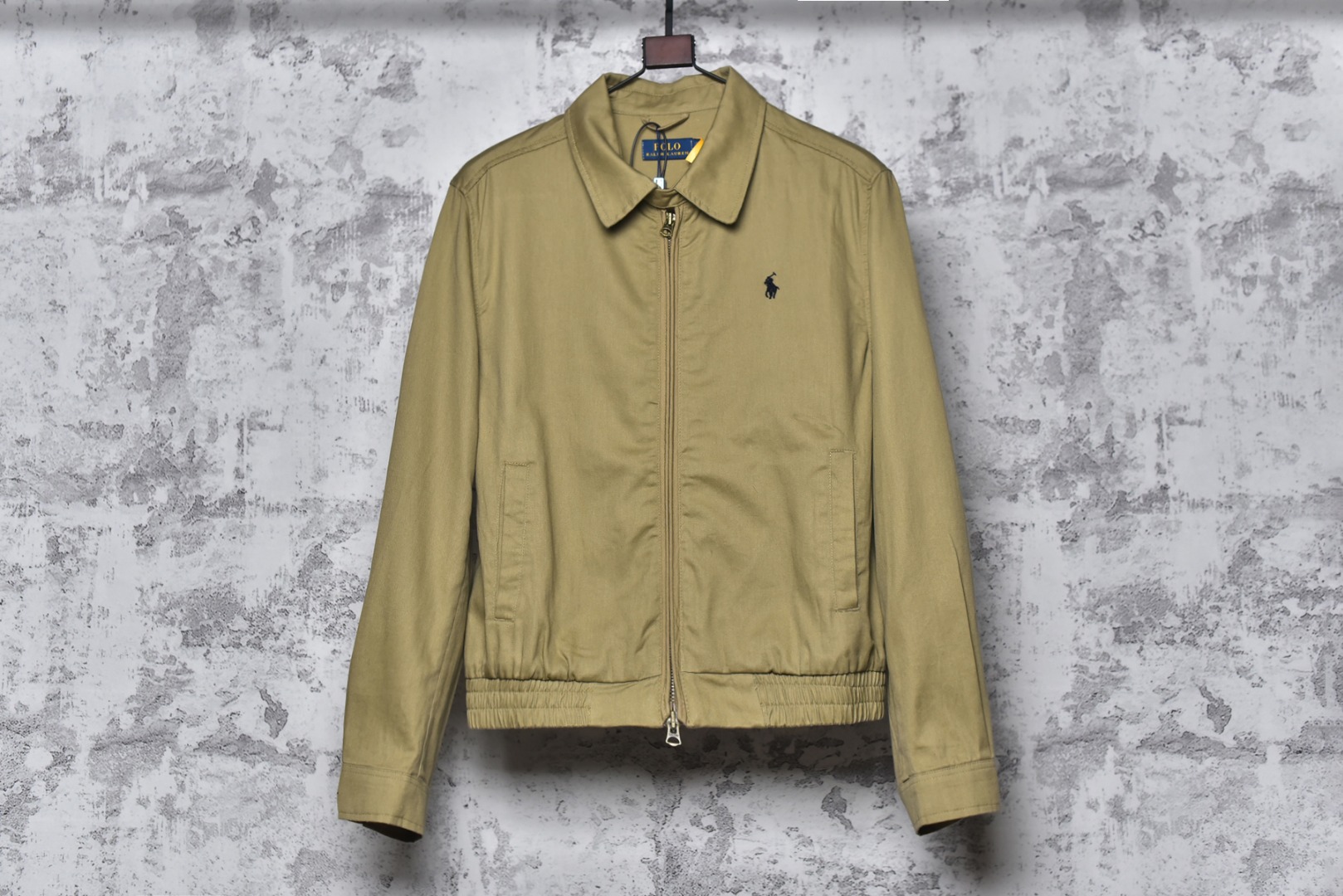 #Ralph Lauren/拉夫劳伦 23Fw R07小马标刺绣夹克外套 复古又俏皮，是一件百搭又能穿到天荒地老的夹克，春秋季第一件外套非它莫属，外套的面料质感十分出色，穿着舒适，是一款非常百搭的潮流外套，原版开发，百分百纯棉面料，精致刺绣，双拉头设计，复古百搭 尺码：M-XL-选品中心