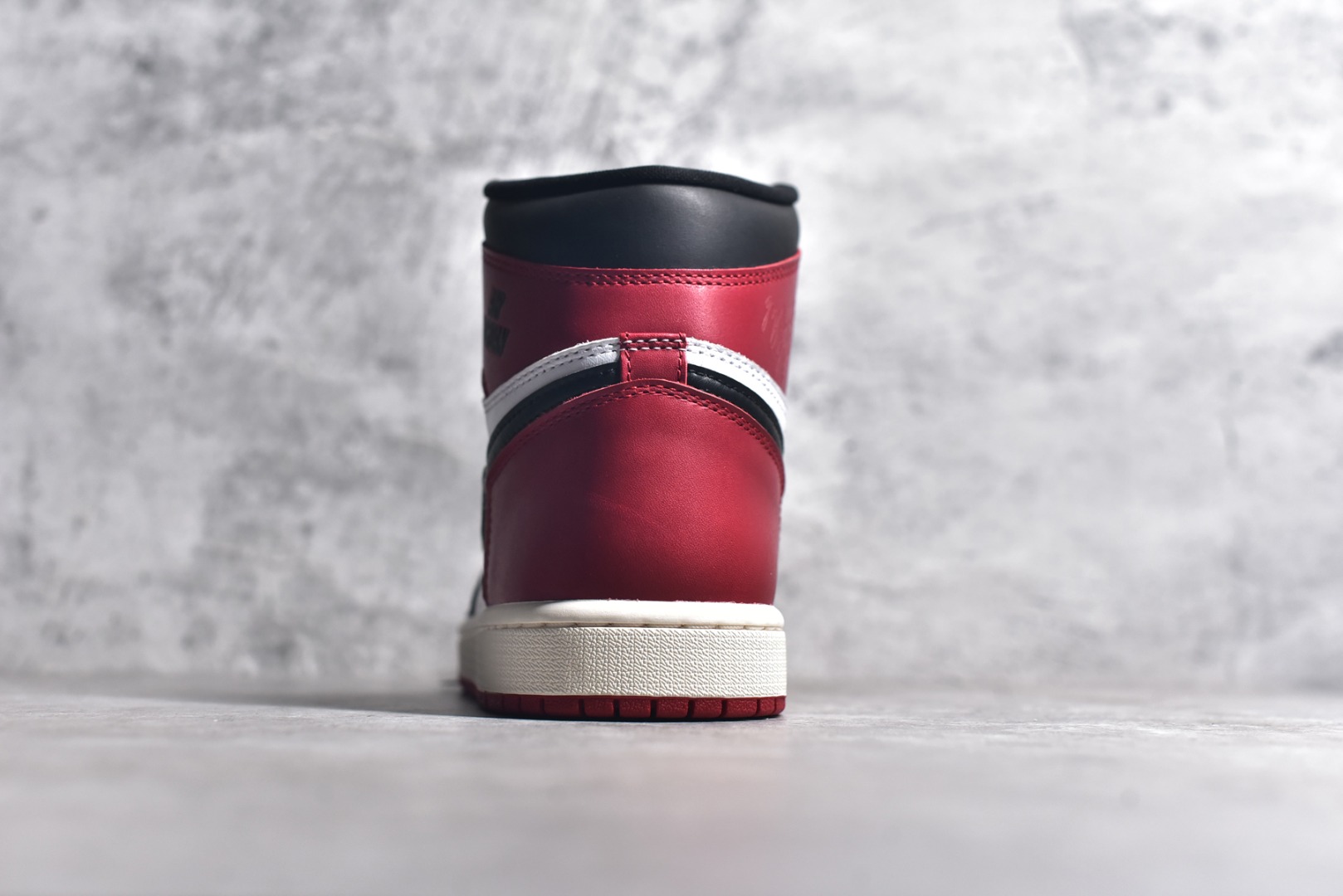 图片[5]-#纯原渠道 Air Jordan 1 High AJ1乔1高帮文化篮球鞋 DZ5485-106 全鞋电脑针车 精确间距匹配 国内顶级头层皮料订染 用料绝不含糊 飞翼3D高频深度立体 全方位比对原鞋 皮料全程玻璃冲刀 冲裁 清洁度完美 工艺方面漏斗收腰 底线拉帮 LOGO立体 小到针眼排布 载片对称 冲孔效果 鞋标规范 鞋垫背胶等等 尺码：36-47.5-选品中心