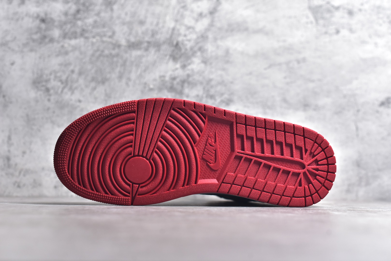 图片[6]-#纯原渠道 Air Jordan 1 High AJ1乔1高帮文化篮球鞋 DZ5485-106 全鞋电脑针车 精确间距匹配 国内顶级头层皮料订染 用料绝不含糊 飞翼3D高频深度立体 全方位比对原鞋 皮料全程玻璃冲刀 冲裁 清洁度完美 工艺方面漏斗收腰 底线拉帮 LOGO立体 小到针眼排布 载片对称 冲孔效果 鞋标规范 鞋垫背胶等等 尺码：36-47.5-选品中心