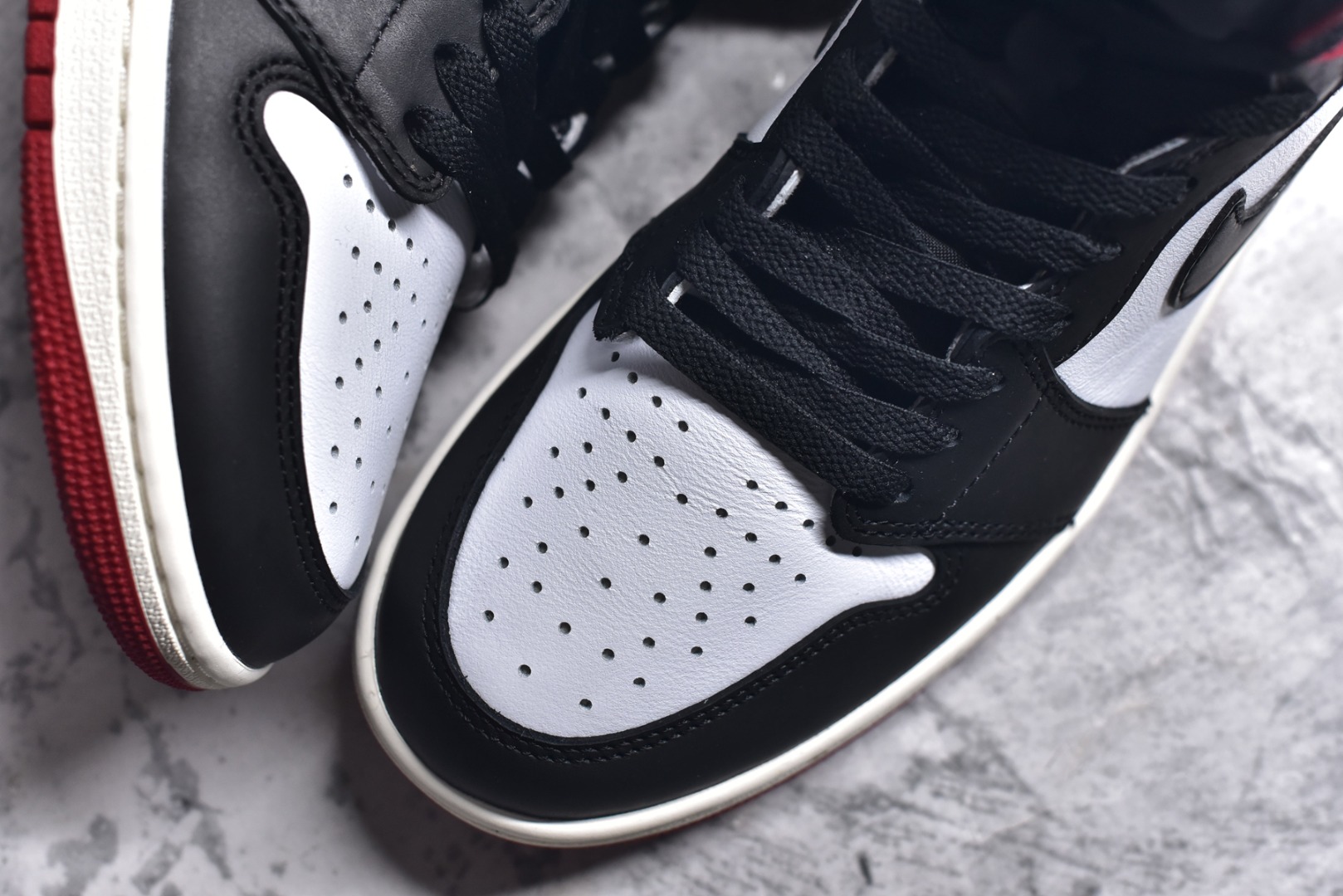 图片[8]-#纯原渠道 Air Jordan 1 High AJ1乔1高帮文化篮球鞋 DZ5485-106 全鞋电脑针车 精确间距匹配 国内顶级头层皮料订染 用料绝不含糊 飞翼3D高频深度立体 全方位比对原鞋 皮料全程玻璃冲刀 冲裁 清洁度完美 工艺方面漏斗收腰 底线拉帮 LOGO立体 小到针眼排布 载片对称 冲孔效果 鞋标规范 鞋垫背胶等等 尺码：36-47.5-选品中心