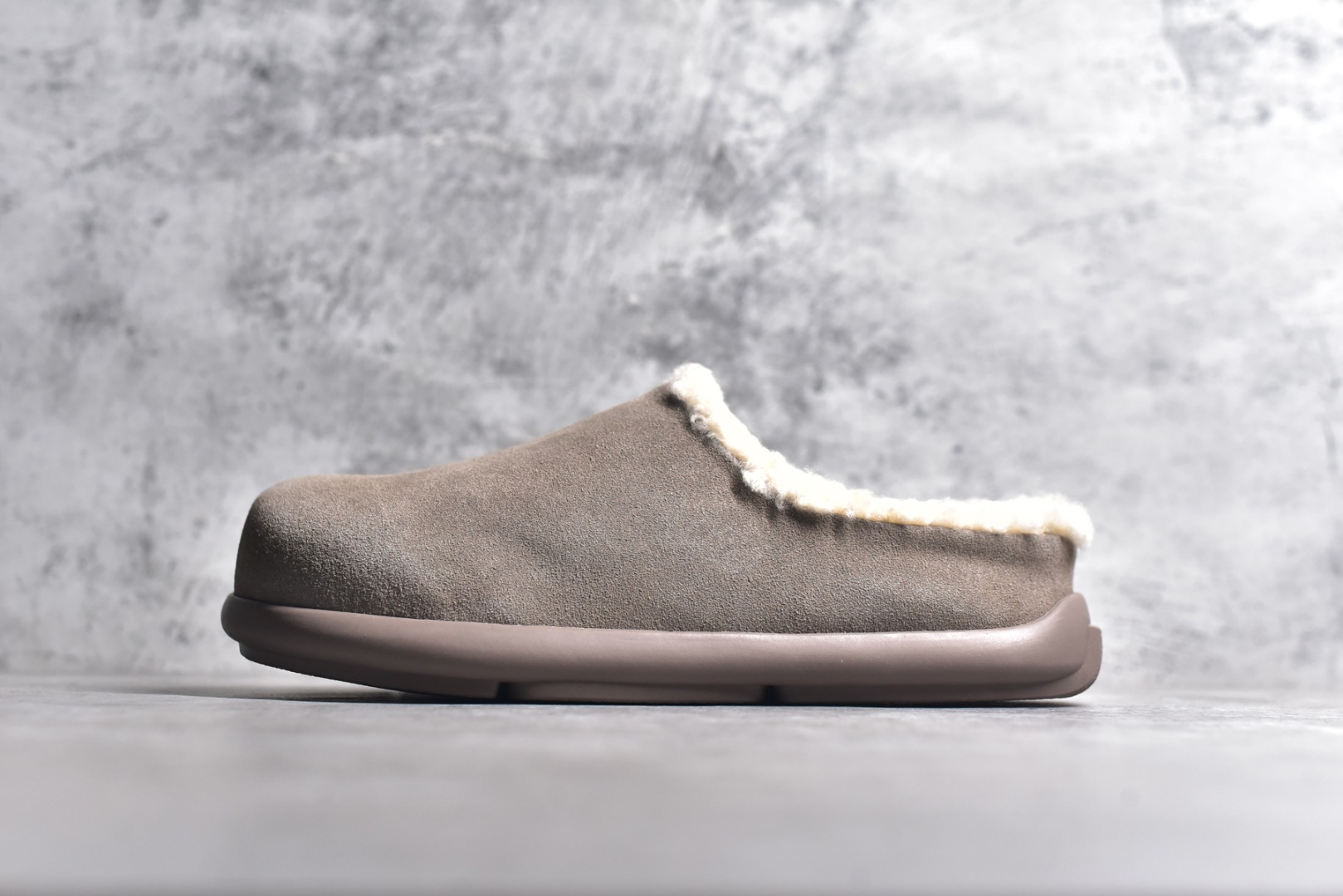 #UGG 小土豆 勃肯懒人拖鞋 1.5CM薄底 男女款 小红书爆款 广州外贸大厂生产 鞋头到鞋垫真羊皮毛一体 独立外盒包装 芯片 带防水工艺 区别市面任何版本 1.5Ccm薄底 独立原版开发大底 羊绒鞋垫 冬季保暖外出 家居都是很适合的选择 进年uug推出款式系列 局部偏向年轻消费者喜好 也走到时尚潮流穿搭的前沿 鞋身材质 防泼水涂层翻毛皮鞋面 17毫米UGGPURE™植入式羊毛内底 轻便防滑舒适橡胶外底 带有品牌LOGO商标 带全套包装 尺码： 35 36 37 38 39 40 41 42 43 44-选品中心