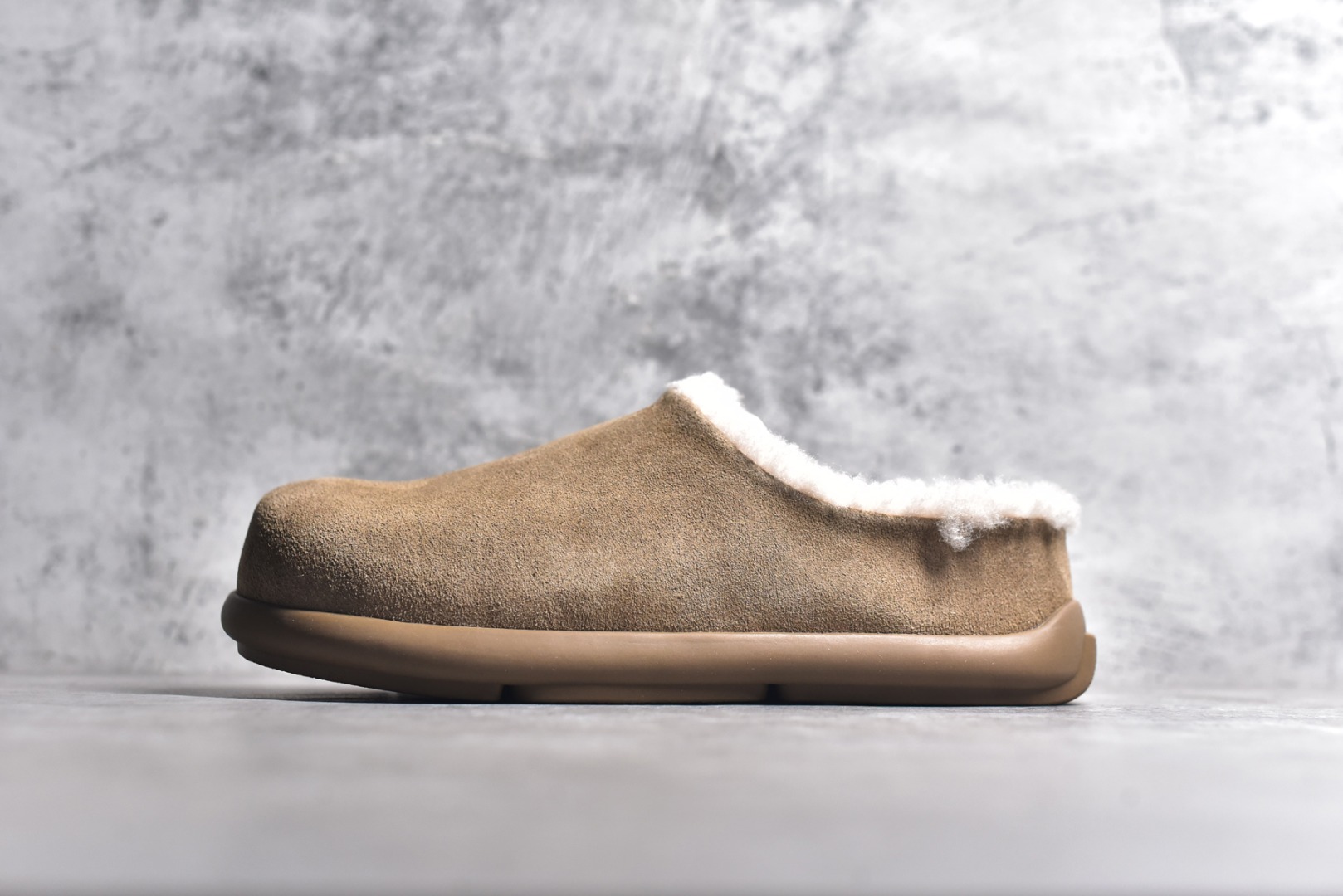 #UGG 小土豆 勃肯懒人拖鞋 1.5CM薄底 男女款 小红书爆款 广州外贸大厂生产 鞋头到鞋垫真羊皮毛一体 独立外盒包装 芯片 带防水工艺 区别市面任何版本 1.5Ccm薄底 独立原版开发大底 羊绒鞋垫 冬季保暖外出 家居都是很适合的选择 进年uug推出款式系列 局部偏向年轻消费者喜好 也走到时尚潮流穿搭的前沿 鞋身材质 防泼水涂层翻毛皮鞋面 17毫米UGGPURE™植入式羊毛内底 轻便防滑舒适橡胶外底 带有品牌LOGO商标 带全套包装 尺码： 35 36 37 38 39 40 41 42 43 44-选品中心
