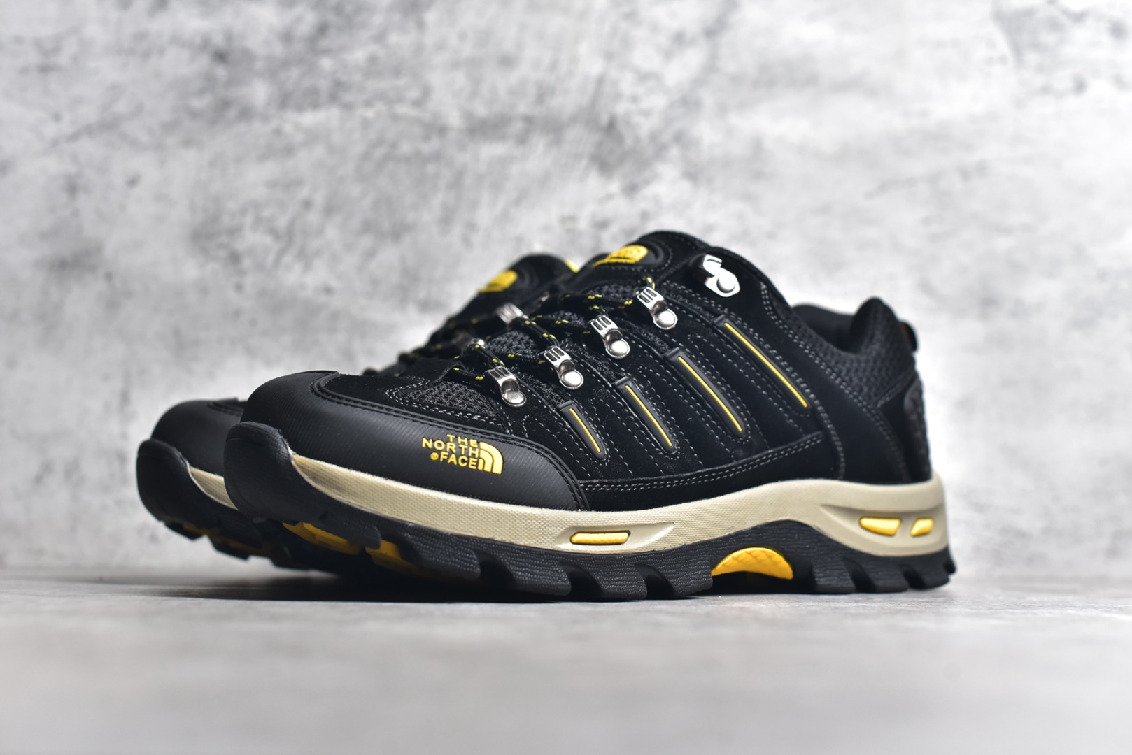 图片[2]-#The North Face 北面 乐斯菲斯户外运动休闲登山鞋越野徒步鞋 #广东大厂品质 面料采用进口磨砂牛皮 鞋底采用Vibram黄金大底 专门为鞋底设计的橡胶以出色的耐磨性 良好的防滑性或得不少户外运动爱好者的喜欢 专业户外登山品牌（北面）The North Face自1966年创立，由两位热爱登山徒步的年轻登山者于美西旧金山开创，不断透过研发与创新，并且将最先进的技术结合在服装与鞋款设计，生产多种外型帅气且专业能力非常强的户外运动装备而备受欢迎。 尺码：39-44 （运动鞋码）-选品中心