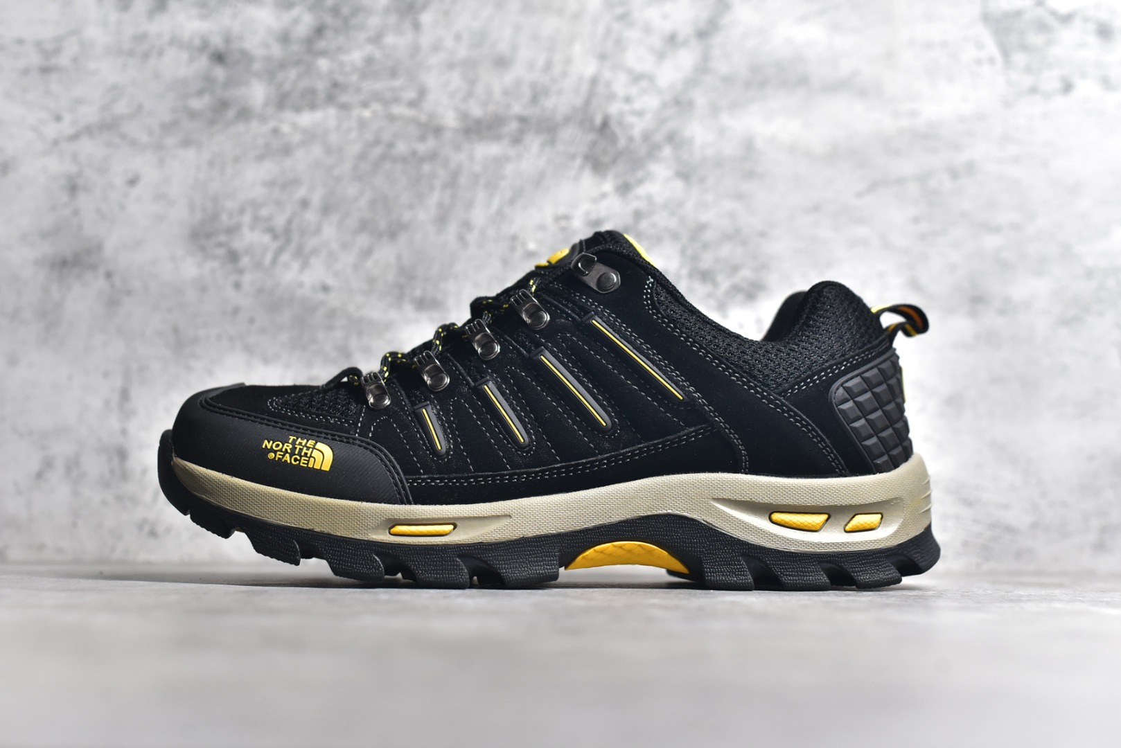 #The North Face 北面 乐斯菲斯户外运动休闲登山鞋越野徒步鞋 #广东大厂品质 面料采用进口磨砂牛皮 鞋底采用Vibram黄金大底 专门为鞋底设计的橡胶以出色的耐磨性 良好的防滑性或得不少户外运动爱好者的喜欢 专业户外登山品牌（北面）The North Face自1966年创立，由两位热爱登山徒步的年轻登山者于美西旧金山开创，不断透过研发与创新，并且将最先进的技术结合在服装与鞋款设计，生产多种外型帅气且专业能力非常强的户外运动装备而备受欢迎。 尺码：39-44 （运动鞋码）-选品中心