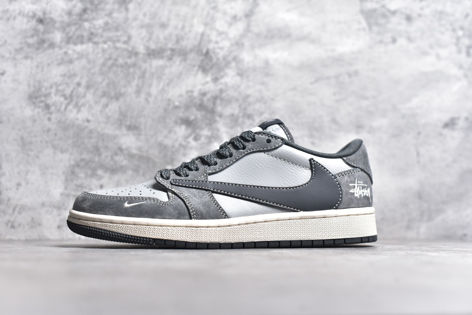 #Travis Scott x Fragment Design x Air Jordan 1 Low OG SP AJ1 乔1 斯图西联名-陨石灰 低帮文化休闲板鞋 SJ2068-120 #多方联名合作融合了Travis Scott 独特的音乐风格，藤原浩个性的设计风格以及Jordan品牌的经典元素 使其成为一双具有独特身份和价值的鞋子 清新而立体的外观加上联名标识更突出了其独特身份 这种配色方案显示出活力和时尚感 在视觉上引人注目 鞋身的质感和细腻的细节处理使其显得高端而格调十足 这款“倒钩”联名是设计与创意完美结合 融合多方的个性风格是一款备受瞩目的潮流鞋款 尺码：36 36.5 37.5 38 38.5 39 40 40.5 41 42 42.5 43 44 44.5 45-选品中心