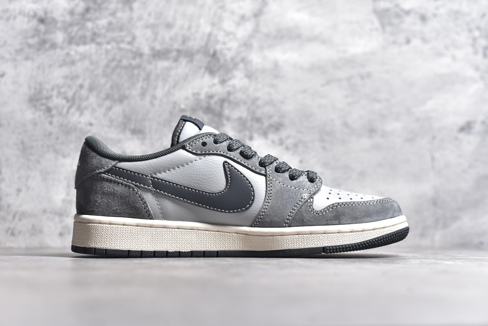 图片[3]-#Travis Scott x Fragment Design x Air Jordan 1 Low OG SP AJ1 乔1 斯图西联名-陨石灰 低帮文化休闲板鞋 SJ2068-120 #多方联名合作融合了Travis Scott 独特的音乐风格，藤原浩个性的设计风格以及Jordan品牌的经典元素 使其成为一双具有独特身份和价值的鞋子 清新而立体的外观加上联名标识更突出了其独特身份 这种配色方案显示出活力和时尚感 在视觉上引人注目 鞋身的质感和细腻的细节处理使其显得高端而格调十足 这款“倒钩”联名是设计与创意完美结合 融合多方的个性风格是一款备受瞩目的潮流鞋款 尺码：36 36.5 37.5 38 38.5 39 40 40.5 41 42 42.5 43 44 44.5 45-选品中心
