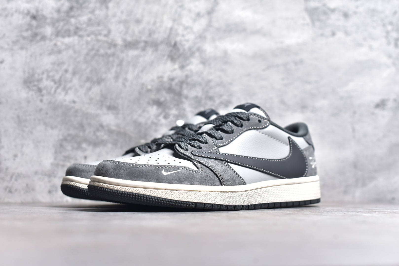 图片[2]-#Travis Scott x Fragment Design x Air Jordan 1 Low OG SP AJ1 乔1 斯图西联名-陨石灰 低帮文化休闲板鞋 SJ2068-120 #多方联名合作融合了Travis Scott 独特的音乐风格，藤原浩个性的设计风格以及Jordan品牌的经典元素 使其成为一双具有独特身份和价值的鞋子 清新而立体的外观加上联名标识更突出了其独特身份 这种配色方案显示出活力和时尚感 在视觉上引人注目 鞋身的质感和细腻的细节处理使其显得高端而格调十足 这款“倒钩”联名是设计与创意完美结合 融合多方的个性风格是一款备受瞩目的潮流鞋款 尺码：36 36.5 37.5 38 38.5 39 40 40.5 41 42 42.5 43 44 44.5 45-选品中心