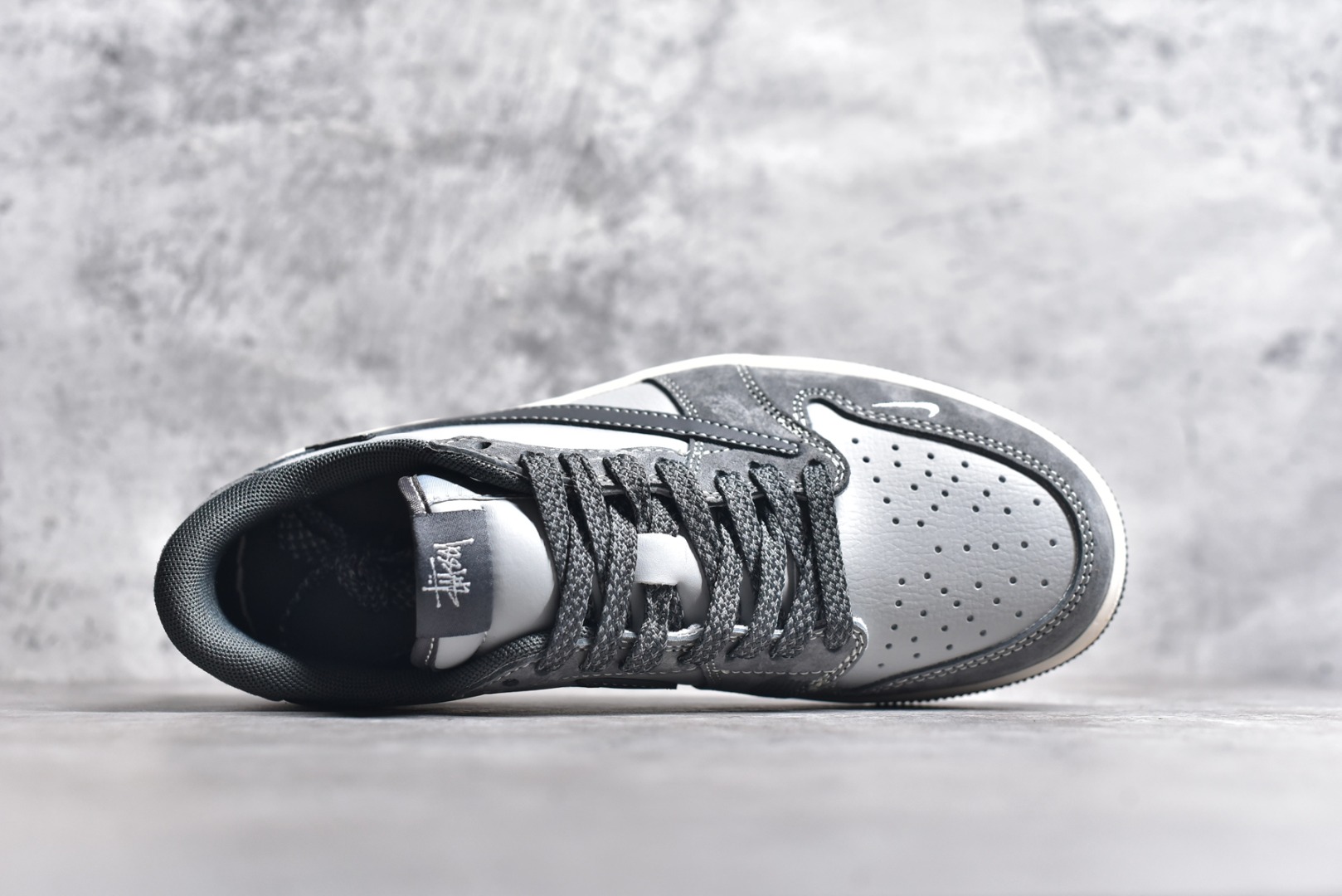 图片[4]-#Travis Scott x Fragment Design x Air Jordan 1 Low OG SP AJ1 乔1 斯图西联名-陨石灰 低帮文化休闲板鞋 SJ2068-120 #多方联名合作融合了Travis Scott 独特的音乐风格，藤原浩个性的设计风格以及Jordan品牌的经典元素 使其成为一双具有独特身份和价值的鞋子 清新而立体的外观加上联名标识更突出了其独特身份 这种配色方案显示出活力和时尚感 在视觉上引人注目 鞋身的质感和细腻的细节处理使其显得高端而格调十足 这款“倒钩”联名是设计与创意完美结合 融合多方的个性风格是一款备受瞩目的潮流鞋款 尺码：36 36.5 37.5 38 38.5 39 40 40.5 41 42 42.5 43 44 44.5 45-选品中心