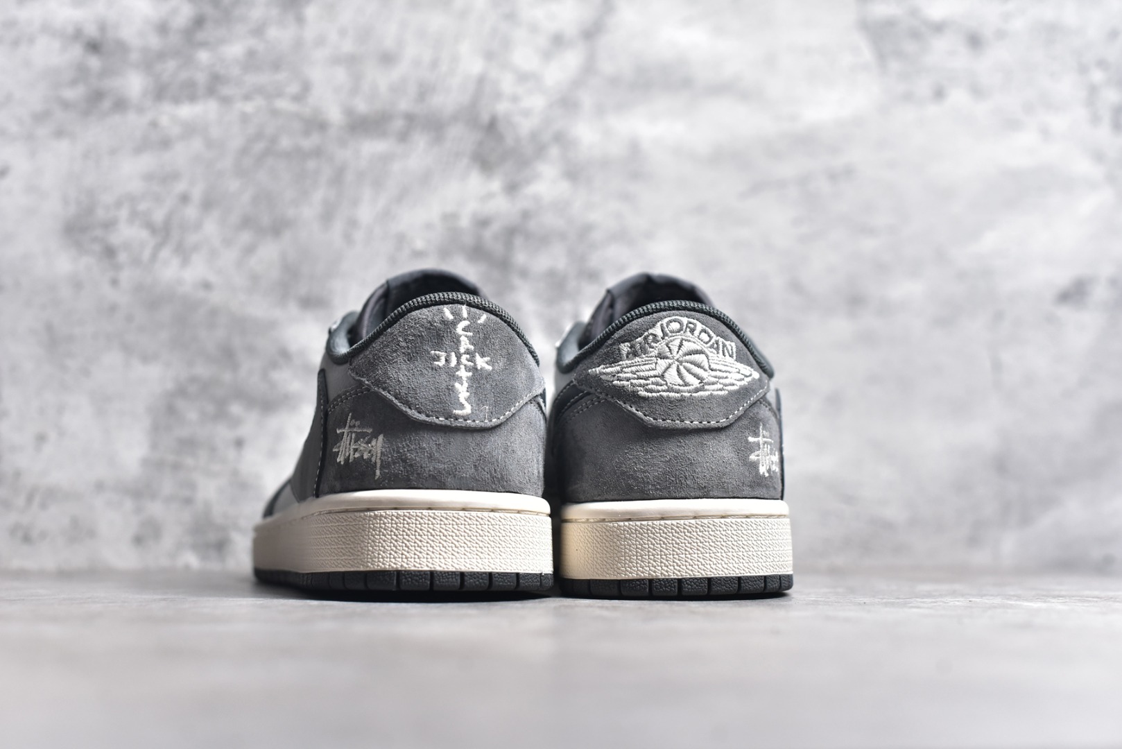 图片[5]-#Travis Scott x Fragment Design x Air Jordan 1 Low OG SP AJ1 乔1 斯图西联名-陨石灰 低帮文化休闲板鞋 SJ2068-120 #多方联名合作融合了Travis Scott 独特的音乐风格，藤原浩个性的设计风格以及Jordan品牌的经典元素 使其成为一双具有独特身份和价值的鞋子 清新而立体的外观加上联名标识更突出了其独特身份 这种配色方案显示出活力和时尚感 在视觉上引人注目 鞋身的质感和细腻的细节处理使其显得高端而格调十足 这款“倒钩”联名是设计与创意完美结合 融合多方的个性风格是一款备受瞩目的潮流鞋款 尺码：36 36.5 37.5 38 38.5 39 40 40.5 41 42 42.5 43 44 44.5 45-选品中心
